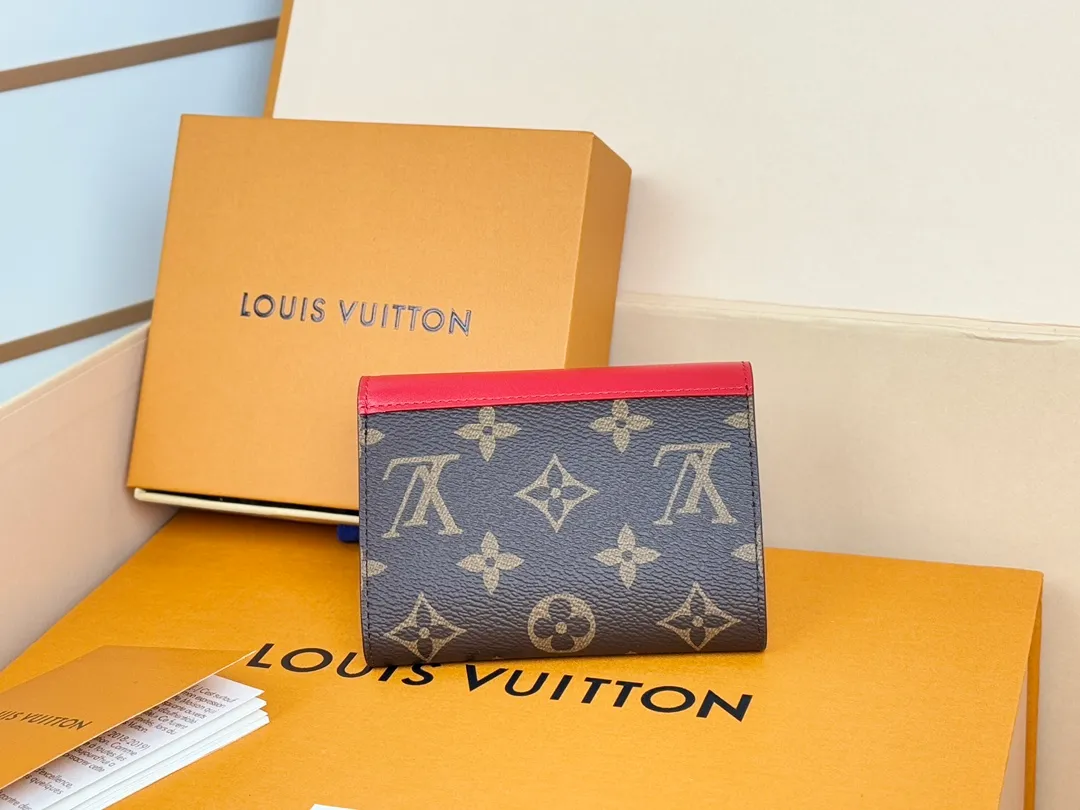 Factory price 320 [Top original order] M12885 red new wallet, 30% off on Beanie models M12390 yellow, M12387 bright red, M12885 bright red, M12392 rose red. Inspired by Louis Verton's archives, "Portouille Victorine" has been updated with new colors unique to this season. Featuring a silver shutter button on a signature monolithic canvas, it's the ideal statement item for organizing and storing valuables. Dimensions: 12 x 9.5 x 2.5 cm.