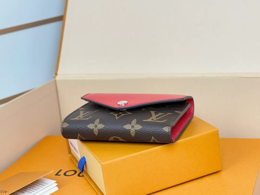 Factory price 320 [Top original order] M12885 red new wallet, 30% off on Beanie models M12390 yellow, M12387 bright red, M12885 bright red, M12392 rose red. Inspired by Louis Verton's archives, "Portouille Victorine" has been updated with new colors unique to this season. Featuring a silver shutter button on a signature monolithic canvas, it's the ideal statement item for organizing and storing valuables. Dimensions: 12 x 9.5 x 2.5 cm.