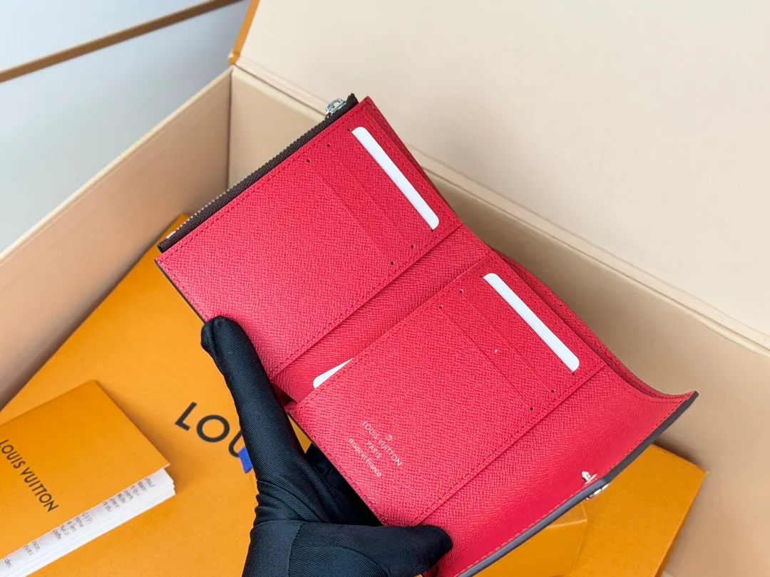 Factory price 320 [Top original order] M12885 red new wallet, 30% off on Beanie models M12390 yellow, M12387 bright red, M12885 bright red, M12392 rose red. Inspired by Louis Verton's archives, "Portouille Victorine" has been updated with new colors unique to this season. Featuring a silver shutter button on a signature monolithic canvas, it's the ideal statement item for organizing and storing valuables. Dimensions: 12 x 9.5 x 2.5 cm.