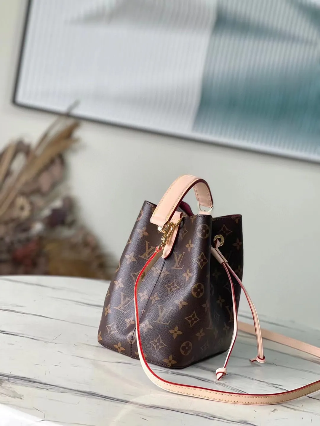 💰800 Top Original Order M46581 Presbyopia Mini Bucket Bag Series NÉONOÉ BB Handbag Neoono upper BB made of Monogram canvas and decorated with natural leather material. The house's iconic Neono reinterprets the bucket bag into a small-sized design. Plenty of storage space to carry essentials such as keys, AirPods and iPhone. Leather strap to keep your belongings safe. With the removable handles and removable and adjustable straps, you can style your project in a variety of ways. 20 x 20 x 13 cm.