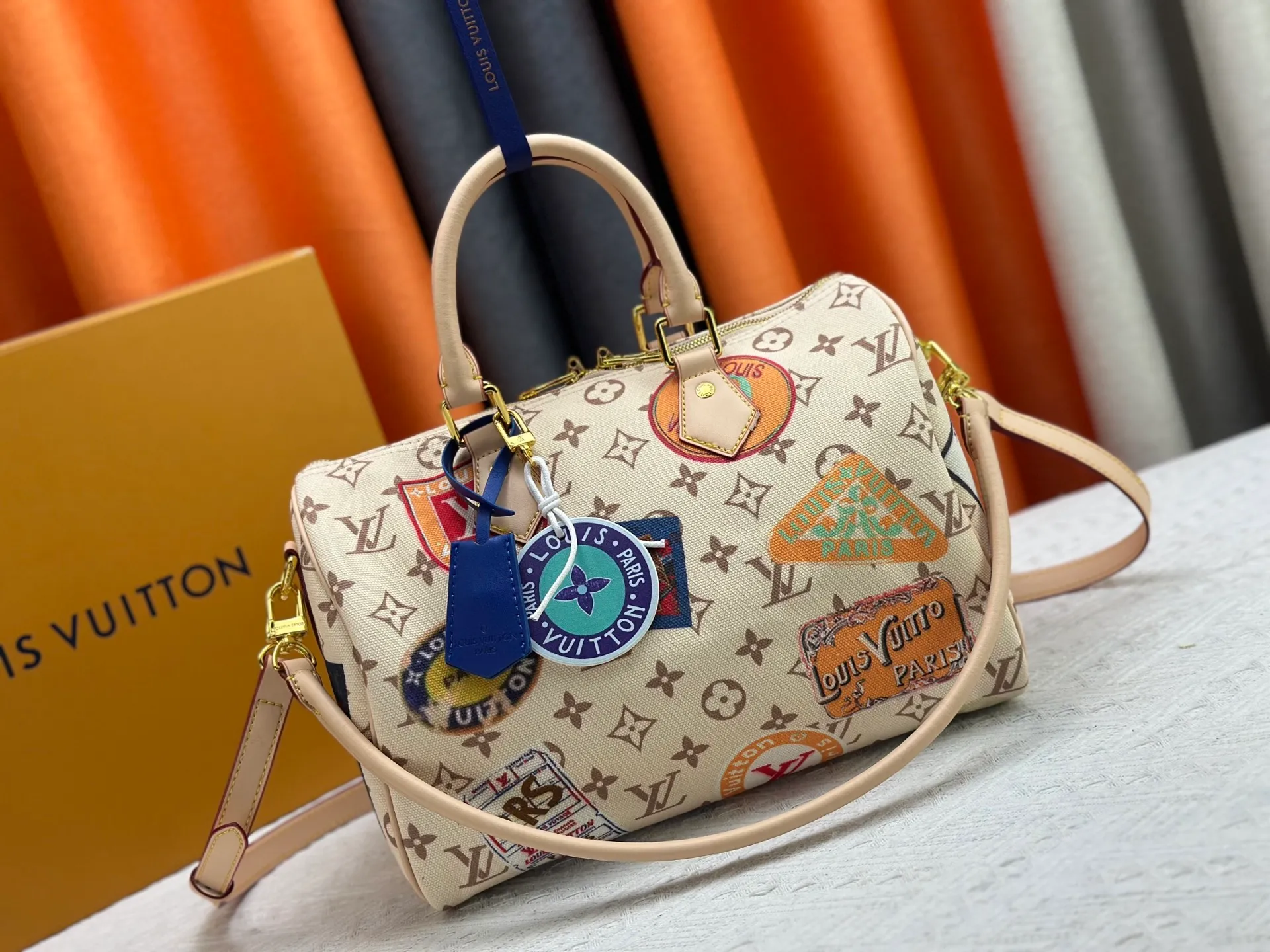 P300 upgraded original M14587 M40391 M14736 This Sedy Soft 30 handbag interprets the Monogram Dune with retro touches, with aircraft-shaped decoration and collage effect label, paying tribute to the design of the Gaston Louis Vuitton collection series. The long handle makes it easy to carry on the shoulder, making it a great travel companion. 30.0 x 21.0 x 17.0 cm (L x H x W) • Coated canvas • Cow leather trim • Metal hardware • Double zipper closure • Internal zippered pocket • Key holder • Patch name tag • Airplane style decoration • Holds 9" tablet, 6.7" smart phone, Ziy long wallet, keys, tissues, and sun • Shoulder strap: removable, non-adjustable • Strap half length: 24.0 cm • Handle: Double handle.