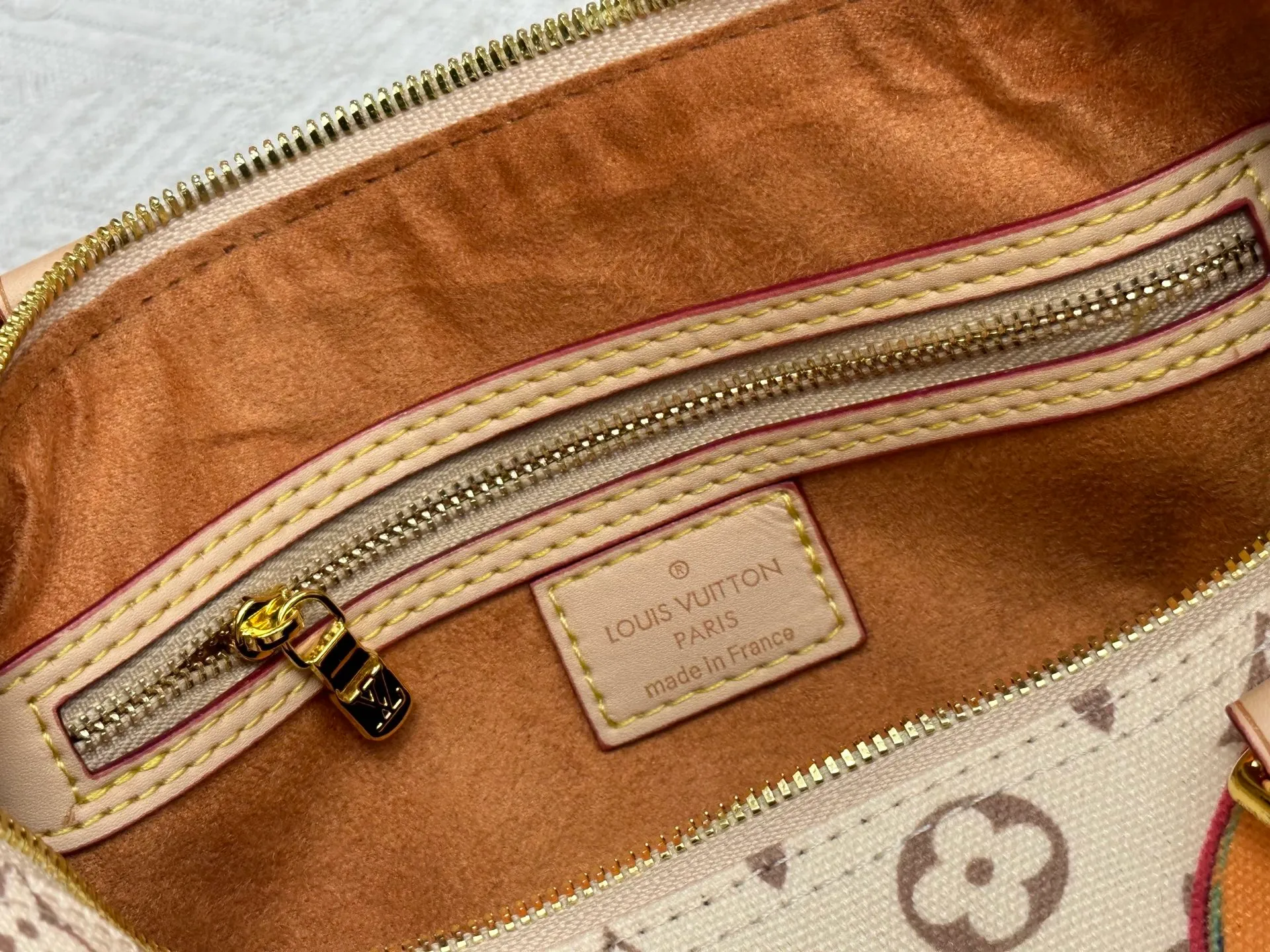 P300 upgraded original M14587 M40391 M14736 This Sedy Soft 30 handbag interprets the Monogram Dune with retro touches, with aircraft-shaped decoration and collage effect label, paying tribute to the design of the Gaston Louis Vuitton collection series. The long handle makes it easy to carry on the shoulder, making it a great travel companion. 30.0 x 21.0 x 17.0 cm (L x H x W) • Coated canvas • Cow leather trim • Metal hardware • Double zipper closure • Internal zippered pocket • Key holder • Patch name tag • Airplane style decoration • Holds 9" tablet, 6.7" smart phone, Ziy long wallet, keys, tissues, and sun • Shoulder strap: removable, non-adjustable • Strap half length: 24.0 cm • Handle: Double handle.