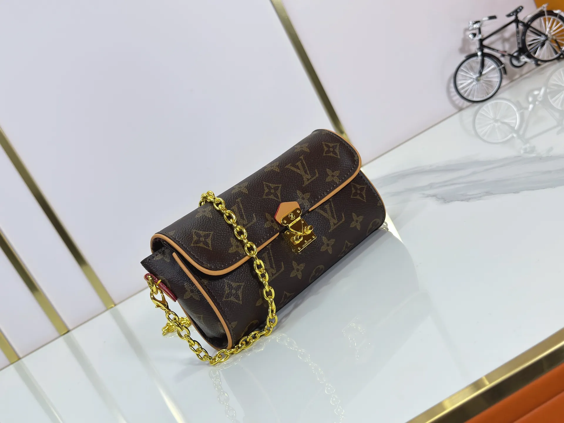 P220 Upgraded original version M13566 This Pochette Camille handbag is made of Monogram canvas, paying tribute to the original design that appeared in the Louis Vuitton 2000 spring and summer fashion show. The S-Lock buckle, LVCircle logo on the chain and contrasting WVN leather trim embody the brand's classic elements. The flexible and easy-to-wear construction can be worn cross-body, over the shoulder or by hand. Dimensions: 20.5 × 11 × 6 cm