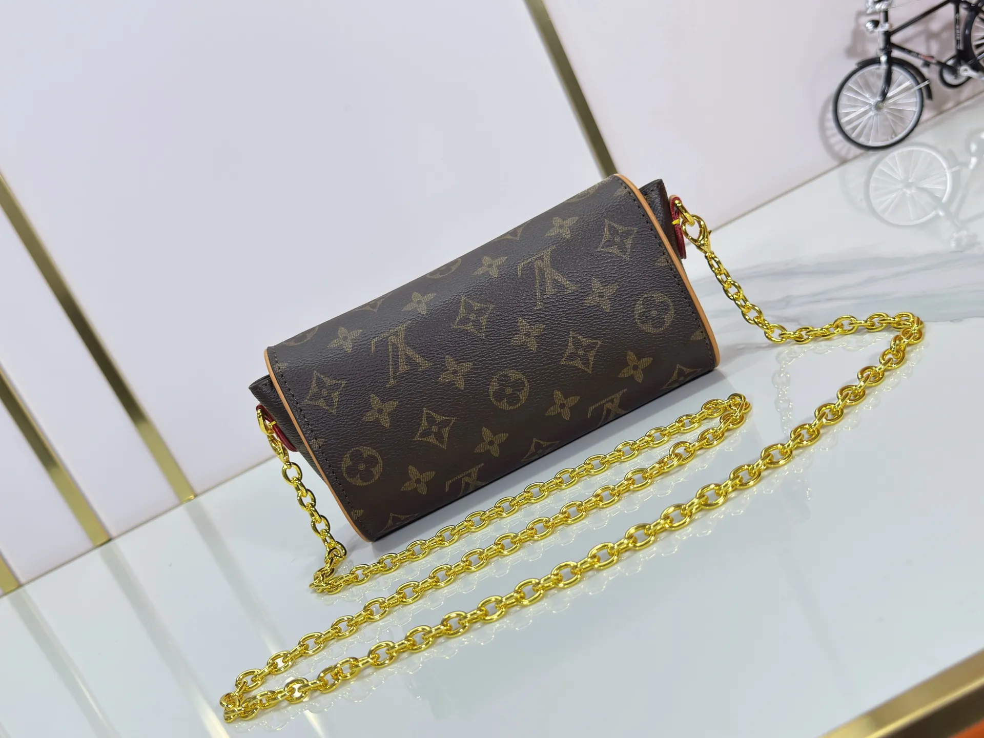 P220 Upgraded original version M13566 This Pochette Camille handbag is made of Monogram canvas, paying tribute to the original design that appeared in the Louis Vuitton 2000 spring and summer fashion show. The S-Lock buckle, LVCircle logo on the chain and contrasting WVN leather trim embody the brand's classic elements. The flexible and easy-to-wear construction can be worn cross-body, over the shoulder or by hand. Dimensions: 20.5 × 11 × 6 cm