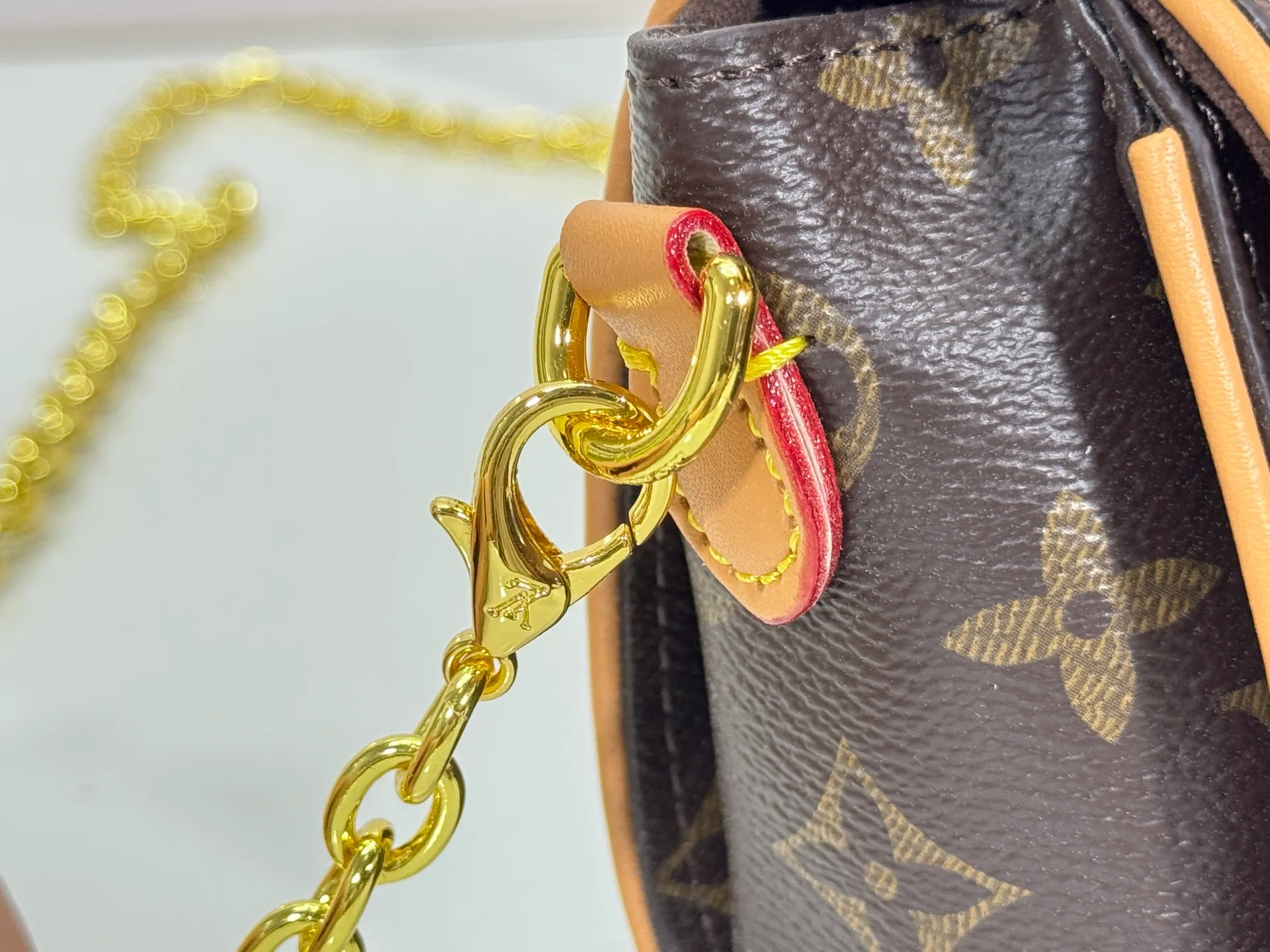 P220 Upgraded original version M13566 This Pochette Camille handbag is made of Monogram canvas, paying tribute to the original design that appeared in the Louis Vuitton 2000 spring and summer fashion show. The S-Lock buckle, LVCircle logo on the chain and contrasting WVN leather trim embody the brand's classic elements. The flexible and easy-to-wear construction can be worn cross-body, over the shoulder or by hand. Dimensions: 20.5 × 11 × 6 cm