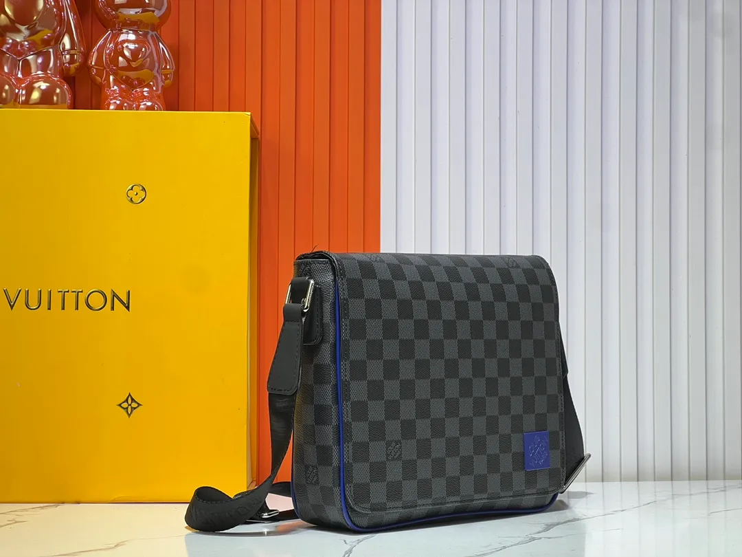 Batch 280💰Upgraded version M00085 M46255 M42710 M11593 Latest model black check with blue hardware DISTRICT small messenger bag This District small messenger bag is made of Damier Infini coated canvas, with magnetic buckle closure and zipper back pocket, enriching daily travel with classic style. Adjustable shoulder strap marked with Louis Vuitton logo. Detailed features26 x 20 x 7 cm
