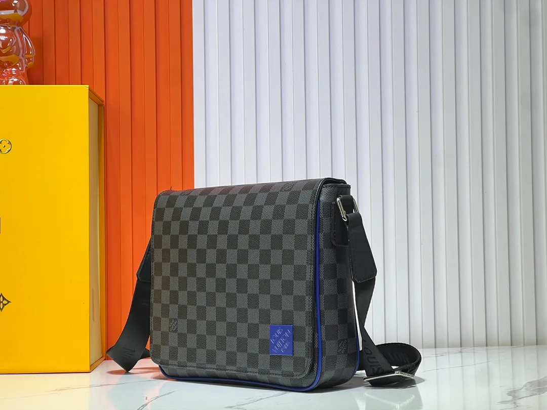 Batch 280💰Upgraded version M00085 M46255 M42710 M11593 Latest model black check with blue hardware DISTRICT small messenger bag This District small messenger bag is made of Damier Infini coated canvas, with magnetic buckle closure and zipper back pocket, enriching daily travel with classic style. Adjustable shoulder strap marked with Louis Vuitton logo. Detailed features26 x 20 x 7 cm
