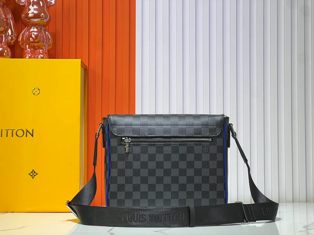 Batch 280💰Upgraded version M00085 M46255 M42710 M11593 Latest model black check with blue hardware DISTRICT small messenger bag This District small messenger bag is made of Damier Infini coated canvas, with magnetic buckle closure and zipper back pocket, enriching daily travel with classic style. Adjustable shoulder strap marked with Louis Vuitton logo. Detailed features26 x 20 x 7 cm