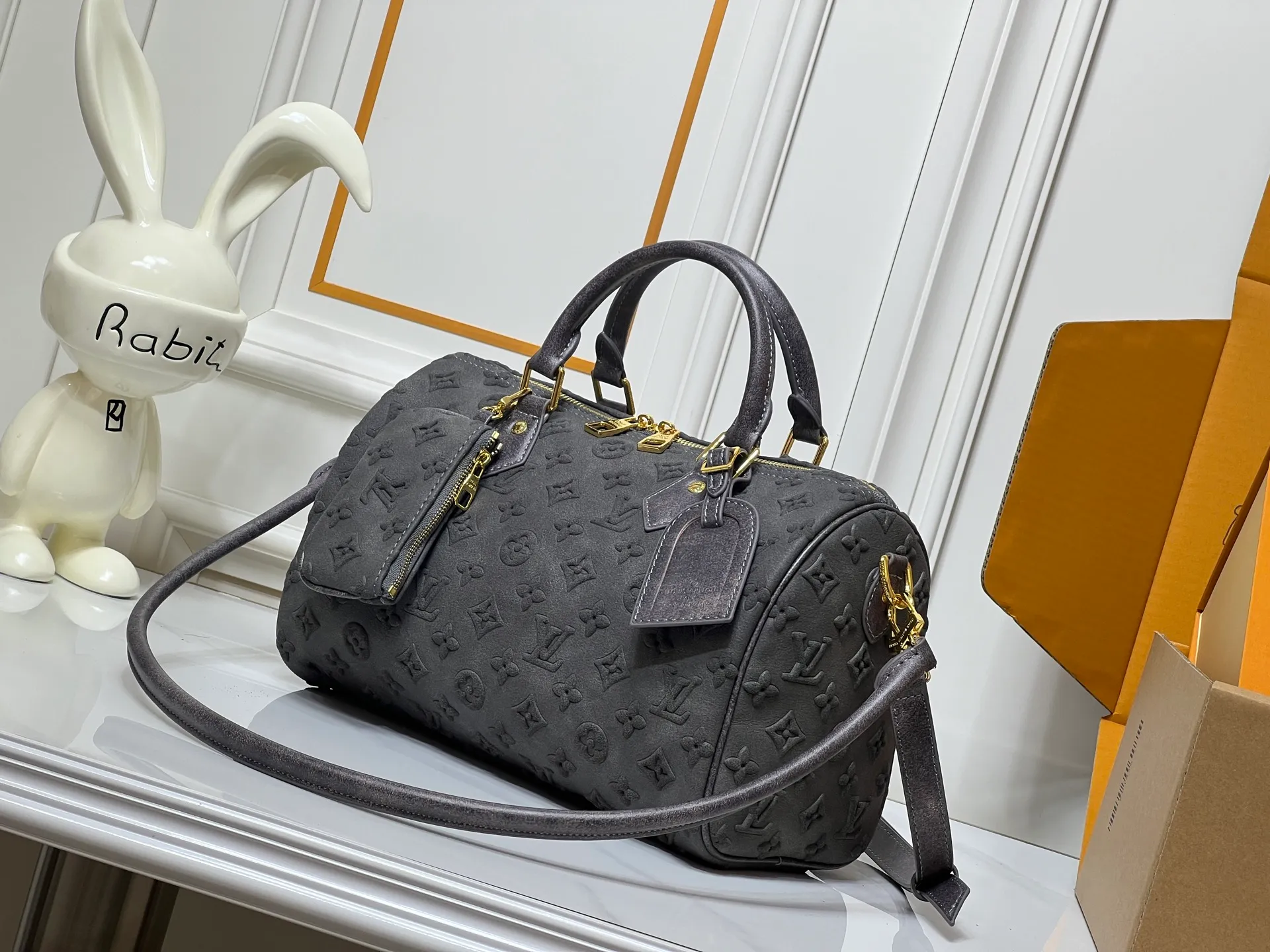 Batch 300💰M15225 M22853 Speedy Bandoulière 30 Handbag A refreshed piece of Louis Vuitton's classic Speedy series, it is crafted from gray embossed leather and is engraved with the brand's iconic Monogram pattern, fully demonstrating the brand's heritage in the texture. Equipped with golden metal accessories, it has a delicate handle and an adjustable shoulder strap, so it can be carried elegantly by hand or worn casually across the body. Built-in detachable coin purse blends practicality and design. From daily commuting to leisure travel, it combines classic bag shapes with modern materials to interpret the balance of French elegance and pragmatism. It is a fashionable item that highlights your individual taste. Dimensions: 30x18x17 cm