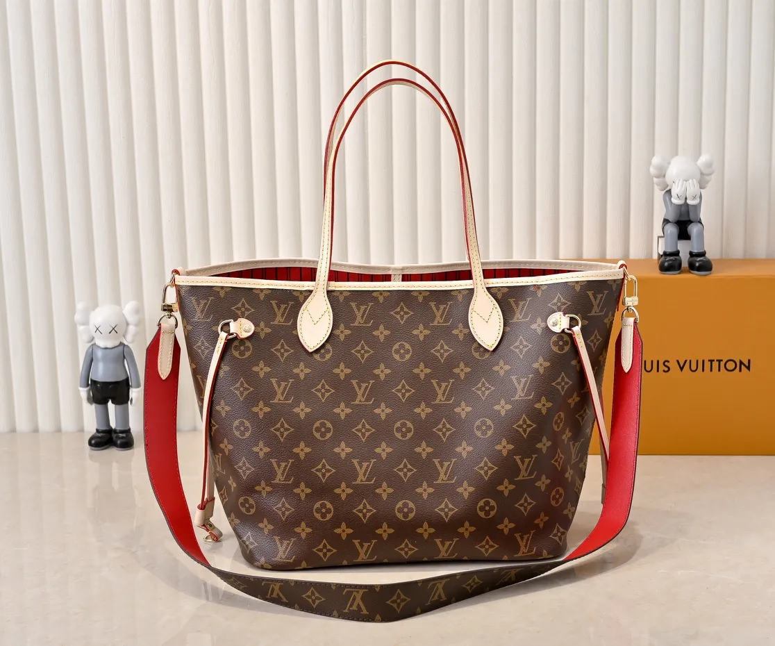 Batch 💰340 Guangzhou Upgraded Original Mother-in-Law Bag with Double-sided Discoloration Yellow Leather Model No. M12096 11947 12257 Presbyopia Red Presbyopia Yellow Presbyopia Red NEVERFULL INSIDE OUT Medium Handbag Neverfull Inside Out The medium handbag uses Monogram canvas and grained leather to interpret a new double-sided design. Its detachable pocket can easily be transformed into an outer bag or a compact shoulder bag. Detailed features 31 x 28 x 14 cm (Length x Height x Width) Cow leather/Monogram Coated canvas Grained cow leather and coated canvas cow leather trim Metal hardware Removable zip pocket Side straps Side hook closure Handles: Double handle