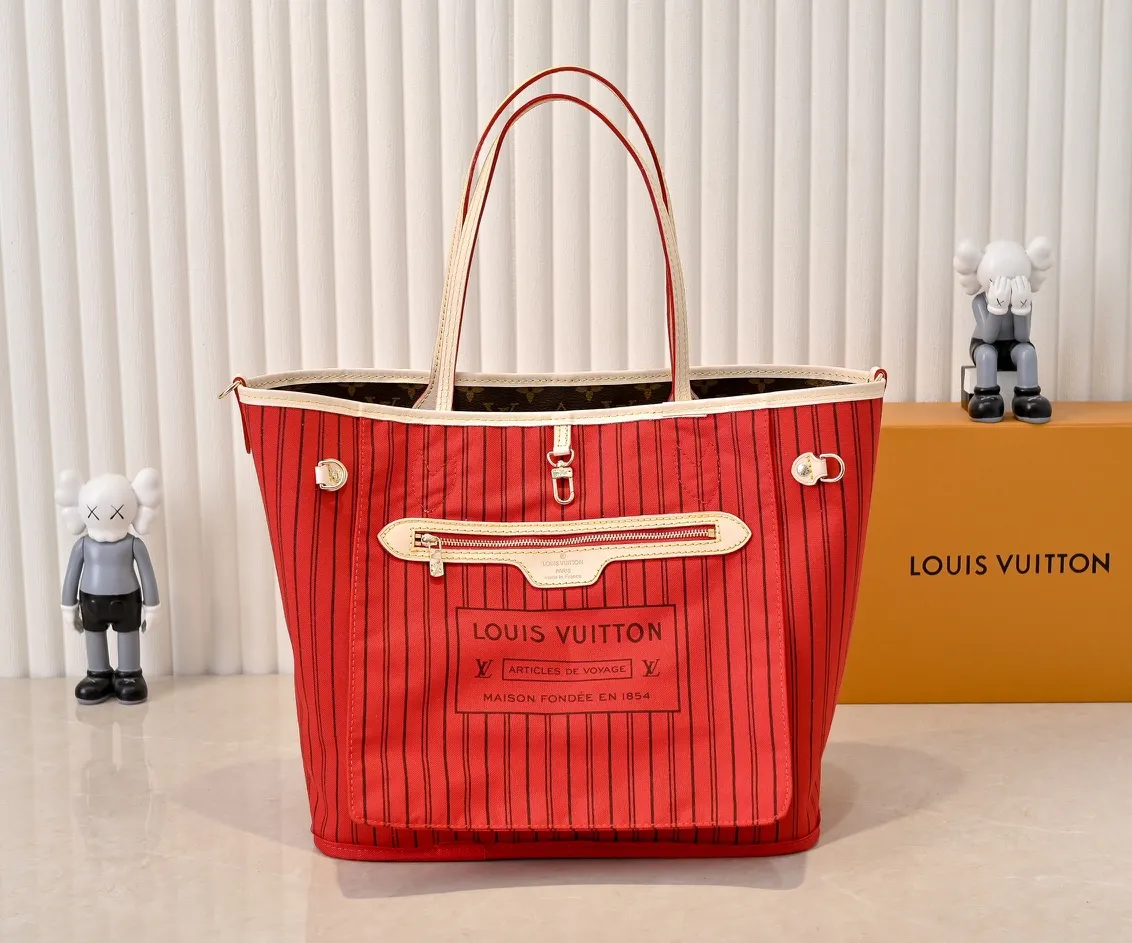 Batch 💰340 Guangzhou Upgraded Original Mother-in-Law Bag with Double-sided Discoloration Yellow Leather Model No. M12096 11947 12257 Presbyopia Red Presbyopia Yellow Presbyopia Red NEVERFULL INSIDE OUT Medium Handbag Neverfull Inside Out The medium handbag uses Monogram canvas and grained leather to interpret a new double-sided design. Its detachable pocket can easily be transformed into an outer bag or a compact shoulder bag. Detailed features 31 x 28 x 14 cm (Length x Height x Width) Cow leather/Monogram Coated canvas Grained cow leather and coated canvas cow leather trim Metal hardware Removable zip pocket Side straps Side hook closure Handles: Double handle