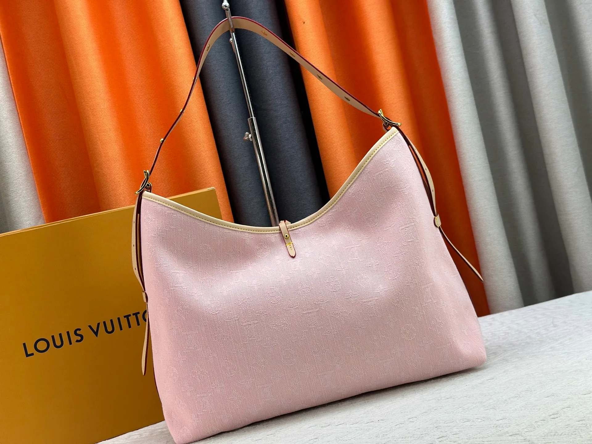 P300 upgraded original M11462 M46203 M46197 pink small new model (denim denim) CarryAll small handbag is made of Monogram canvas and leather trim, making it a personal companion in urban life. The generous construction has a neat interior and a large interior pocket adds a functional element. Monogram canvas zippered clutch secured with leather strap. Dimensions 39x30x15