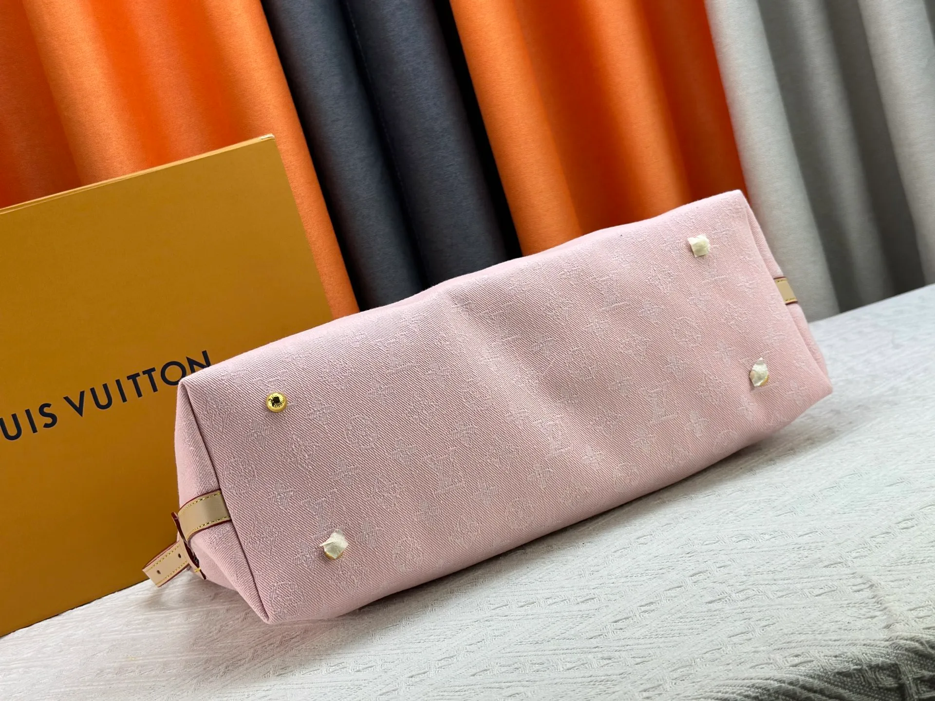 P300 upgraded original M11462 M46203 M46197 pink small new model (denim denim) CarryAll small handbag is made of Monogram canvas and leather trim, making it a personal companion in urban life. The generous construction has a neat interior and a large interior pocket adds a functional element. Monogram canvas zippered clutch secured with leather strap. Dimensions 39x30x15