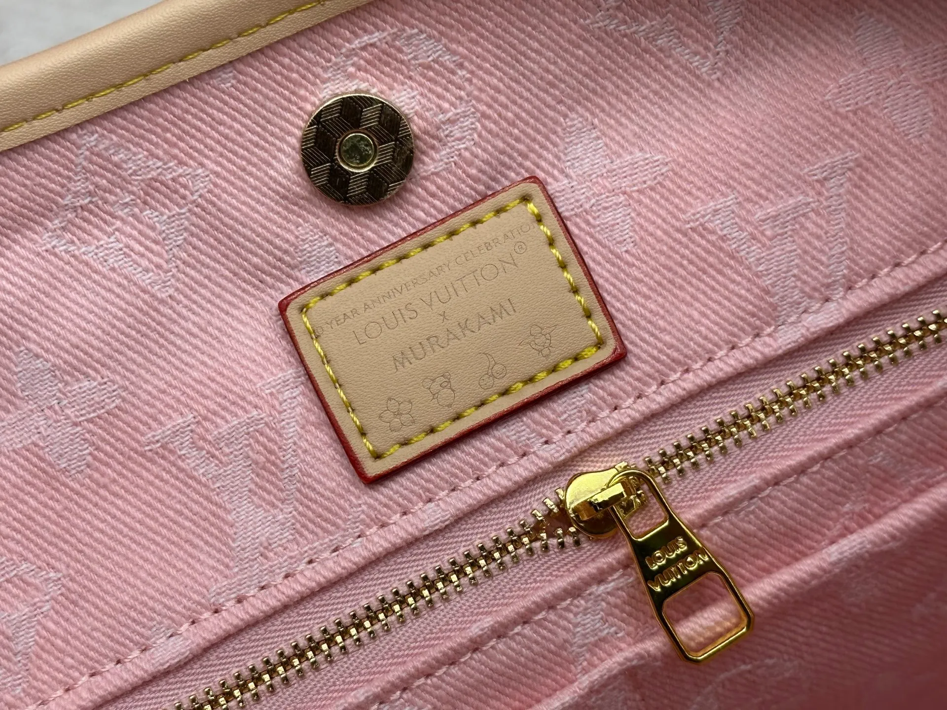 P300 upgraded original M11462 M46203 M46197 pink small new model (denim denim) CarryAll small handbag is made of Monogram canvas and leather trim, making it a personal companion in urban life. The generous construction has a neat interior and a large interior pocket adds a functional element. Monogram canvas zippered clutch secured with leather strap. Dimensions 39x30x15