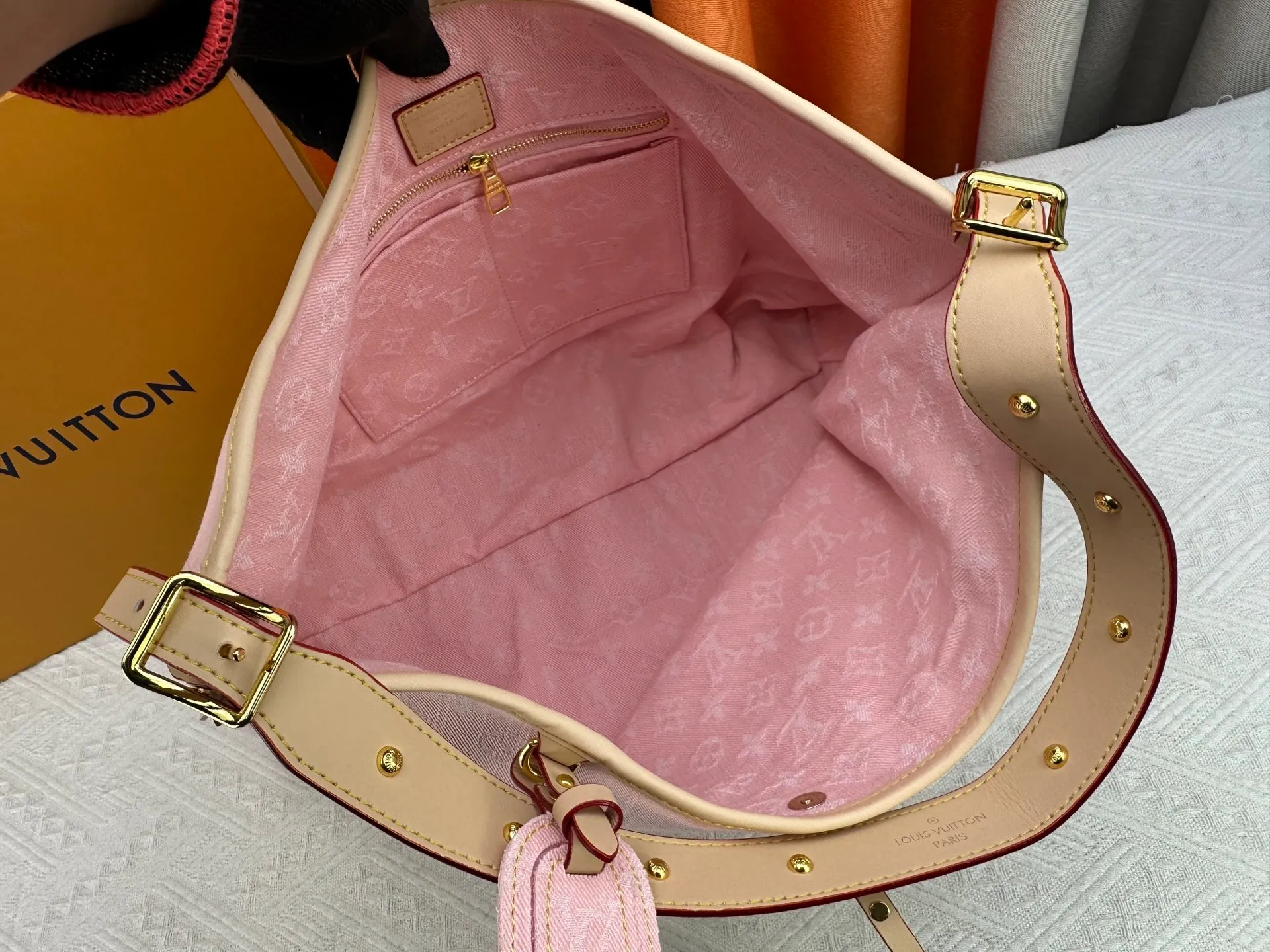 P300 upgraded original M11462 M46203 M46197 pink small new model (denim denim) CarryAll small handbag is made of Monogram canvas and leather trim, making it a personal companion in urban life. The generous construction has a neat interior and a large interior pocket adds a functional element. Monogram canvas zippered clutch secured with leather strap. Dimensions 39x30x15