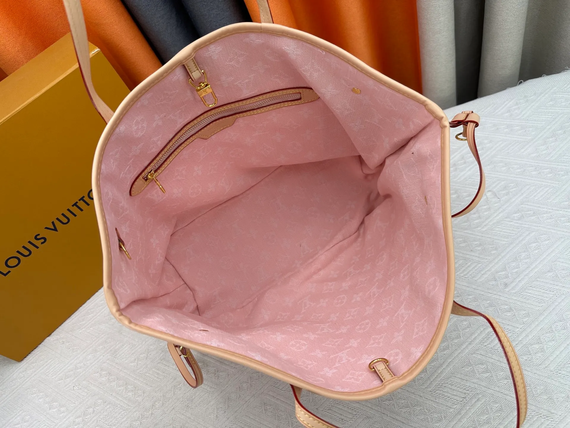 P270 Upgraded original M13192 M40995 This medium-sized Neverfull handbag is made of Monogram denim with cow leather trim. The adjustable straps on the side can flexibly tighten the silhouette, making it a classic choice for urban travel. Plenty of space can easily store a 13-inch laptop, and multiple pockets such as a detachable zipper bag complete the functionality. Dimensions: 31.0 x 28.0 x 14.0 cm (length x height x width)