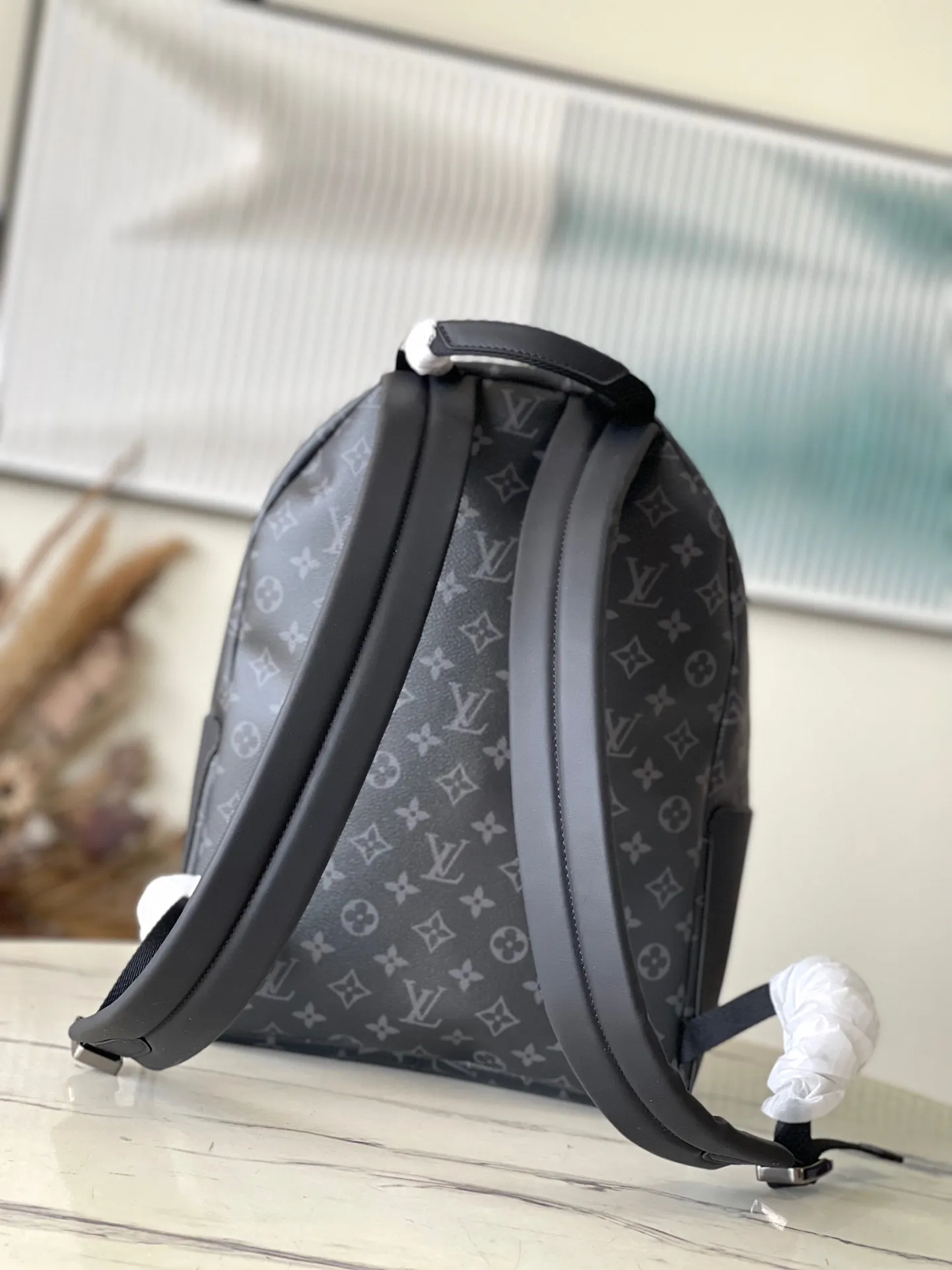 💰960 Top Original M22558 Small This Discovery small backpack is made of Monogram Eclipse canvas and continues its flexible functionality in a more compact configuration. Exterior pockets, zippered front pockets, and open side pockets provide easy access, while interior pockets keep things organized. Dimensions: 29 x 38 x 20 cm