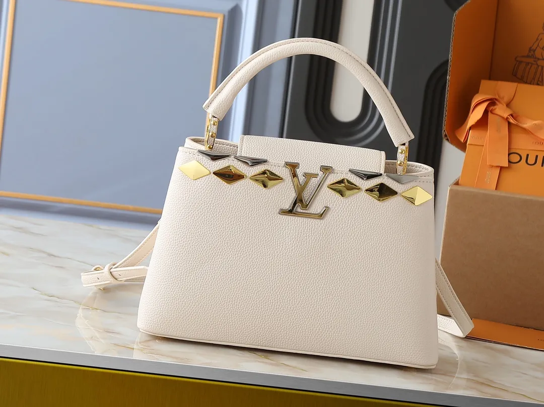 💰420💰Guangzhou goods Upgraded original M12135 M11964 M12751 This Capucines medium handbag draws inspiration from the brand’s classic hard suitcase, transforming the iconic Malletage element into a diamond-shaped metal decoration, which complements the Taurillon cow leather bag body. The pocket design makes it easy to store what you need on the go, and the detachable shoulder strap allows for a variety of carrying methods. Dimensions: 31.05 x 20.0 x 11.0 cm (length x height x width)