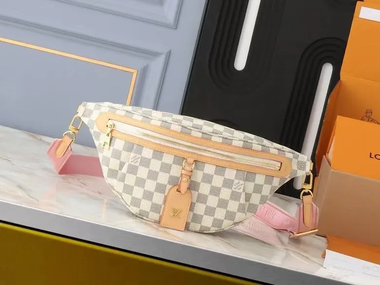 P200💰 Upgrade the original M46784 M43644 belt bag! Chest pack! The definition of casual chic: the high-rise tote is made from Montague-coated canvas with details like a removable name tag on the natural cowhide that symbolizes the house. Removable textile strap adds a sporty touch. The soft canvas feels soft against the body, while the ultra-thin design allows for underwear to be worn 💠Size 38×16×7.5cm680 (length x height x width)