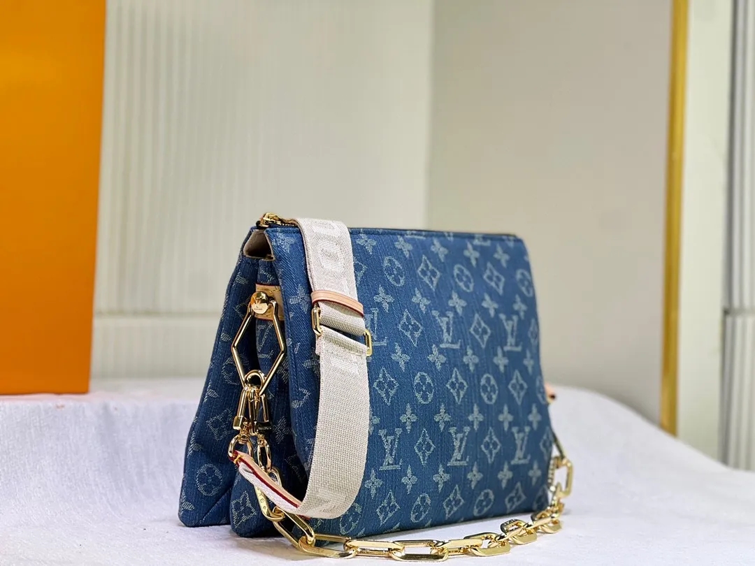 Batch 280💰Changing yellow leather Upgraded original M57790 M24564 This Coussin small handbag is made of new season cotton denim to give it a refreshing atmosphere, and relies on bleaching and sand washing processes to achieve a unique look. With the detachable thick chain and wide fabric shoulder strap, the lightweight carrying experience has been upgraded again. Dimensions: 26 x 20 x 12cm