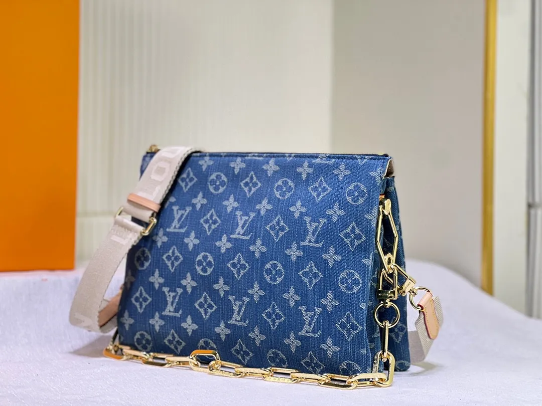 Batch 280💰Changing yellow leather Upgraded original M57790 M24564 This Coussin small handbag is made of new season cotton denim to give it a refreshing atmosphere, and relies on bleaching and sand washing processes to achieve a unique look. With the detachable thick chain and wide fabric shoulder strap, the lightweight carrying experience has been upgraded again. Dimensions: 26 x 20 x 12cm