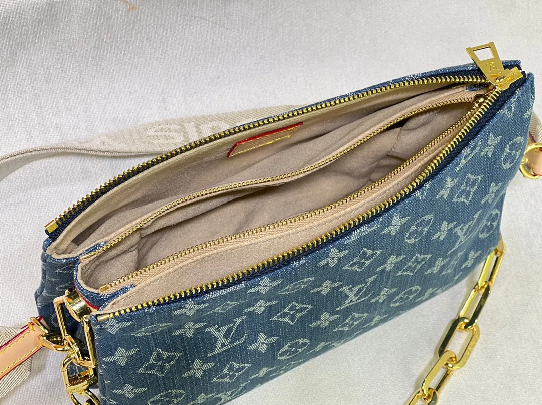 Batch 280💰Changing yellow leather Upgraded original M57790 M24564 This Coussin small handbag is made of new season cotton denim to give it a refreshing atmosphere, and relies on bleaching and sand washing processes to achieve a unique look. With the detachable thick chain and wide fabric shoulder strap, the lightweight carrying experience has been upgraded again. Dimensions: 26 x 20 x 12cm