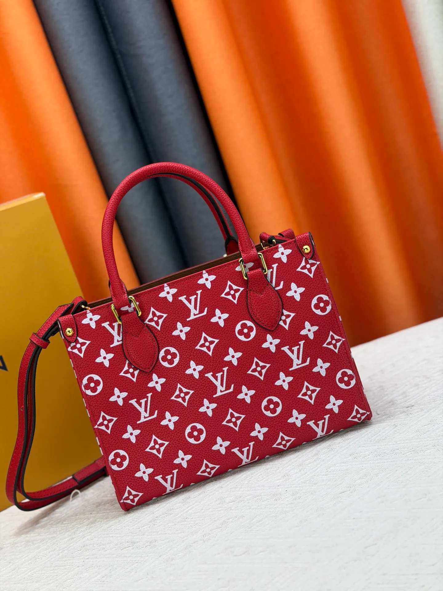 P260 Upgraded original version (latest color) M10303 M45659 M46373 M44571 This OnTheGo small tote bag draws inspiration from the classic Sac Plat handbag in 1968. It is made of Monogram Empreinte leather embossed with the Giant Monogram pattern to create a miniature version, which can store daily necessities such as a mini tablet. Designed handles and a detachable and adjustable shoulder strap enrich the carrying options. Dimensions: 25.0 x 19.0 x 11.5 cm (length x height x width)