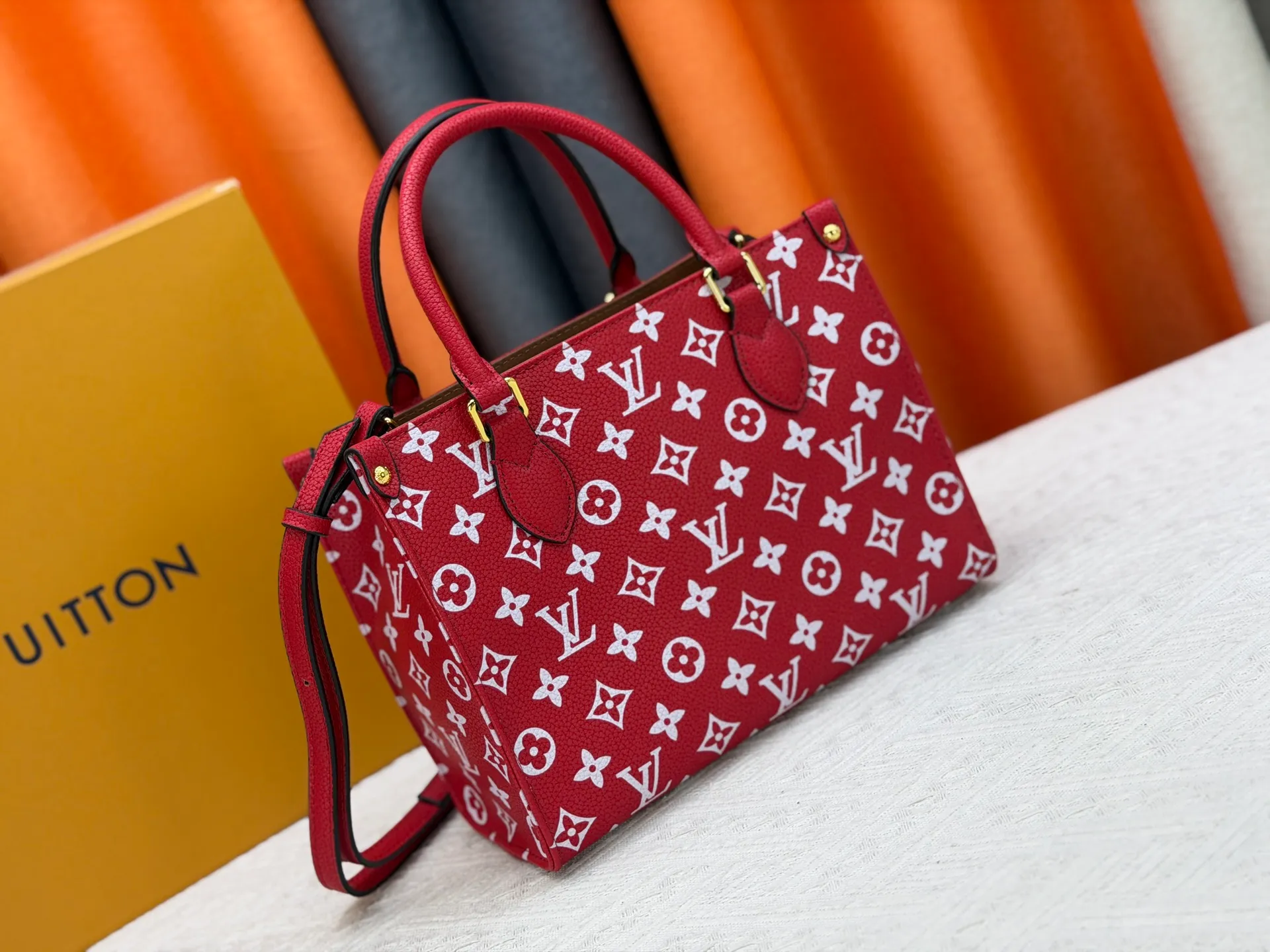 P260 Upgraded original version (latest color) M10303 M45659 M46373 M44571 This OnTheGo small tote bag draws inspiration from the classic Sac Plat handbag in 1968. It is made of Monogram Empreinte leather embossed with the Giant Monogram pattern to create a miniature version, which can store daily necessities such as a mini tablet. Designed handles and a detachable and adjustable shoulder strap enrich the carrying options. Dimensions: 25.0 x 19.0 x 11.5 cm (length x height x width)