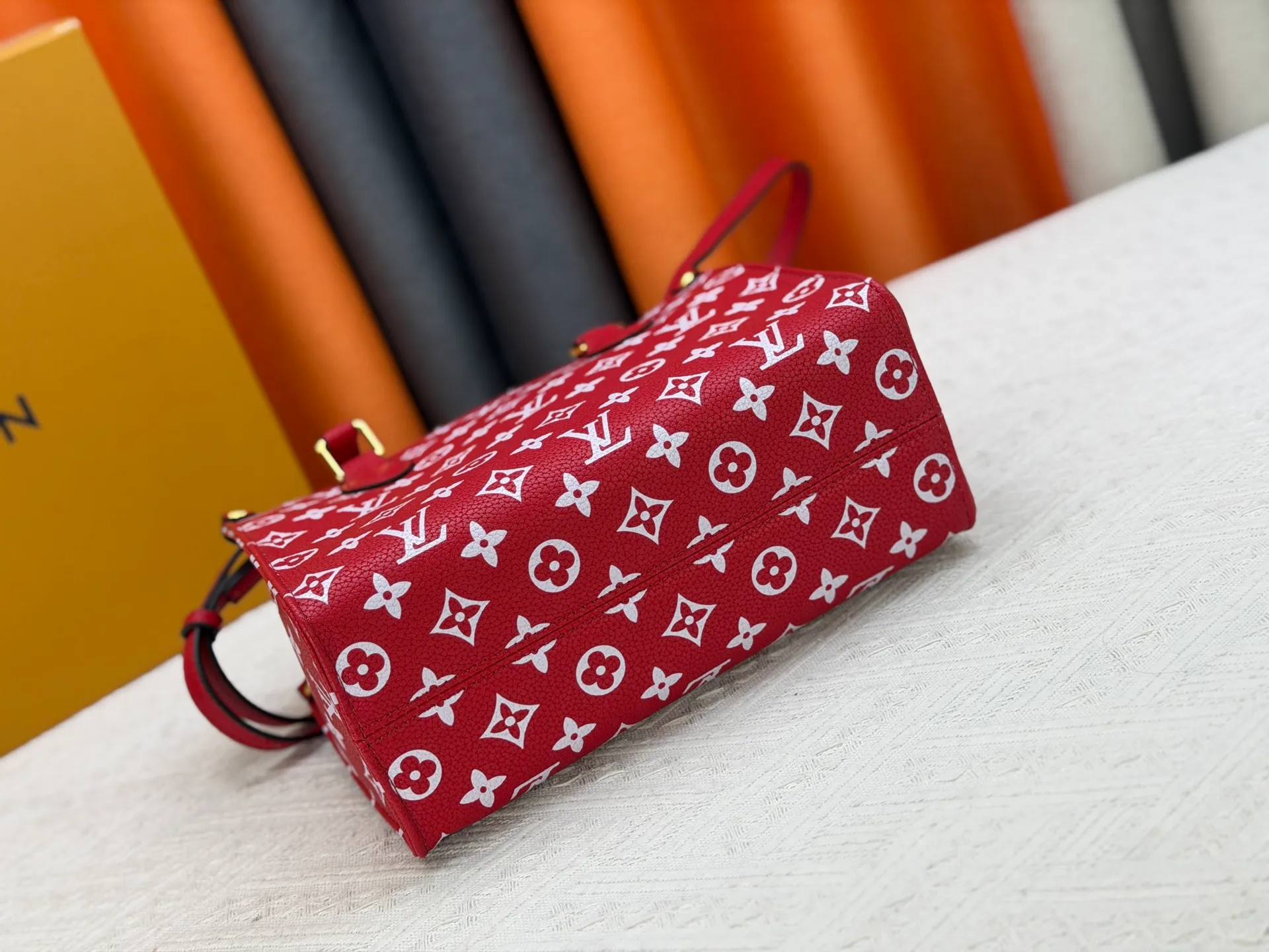 P260 Upgraded original version (latest color) M10303 M45659 M46373 M44571 This OnTheGo small tote bag draws inspiration from the classic Sac Plat handbag in 1968. It is made of Monogram Empreinte leather embossed with the Giant Monogram pattern to create a miniature version, which can store daily necessities such as a mini tablet. Designed handles and a detachable and adjustable shoulder strap enrich the carrying options. Dimensions: 25.0 x 19.0 x 11.5 cm (length x height x width)