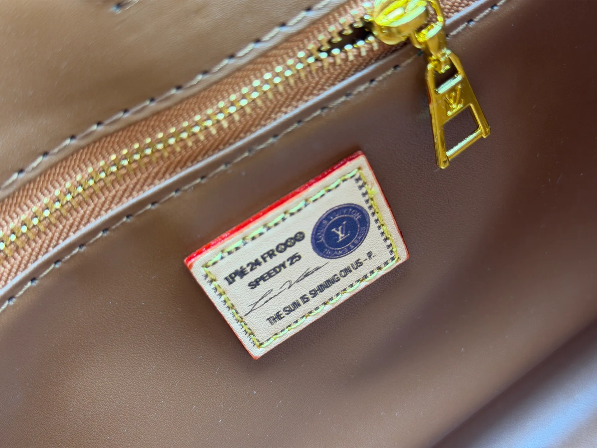 P260 Upgraded original version (latest color) M10303 M45659 M46373 M44571 This OnTheGo small tote bag draws inspiration from the classic Sac Plat handbag in 1968. It is made of Monogram Empreinte leather embossed with the Giant Monogram pattern to create a miniature version, which can store daily necessities such as a mini tablet. Designed handles and a detachable and adjustable shoulder strap enrich the carrying options. Dimensions: 25.0 x 19.0 x 11.5 cm (length x height x width)