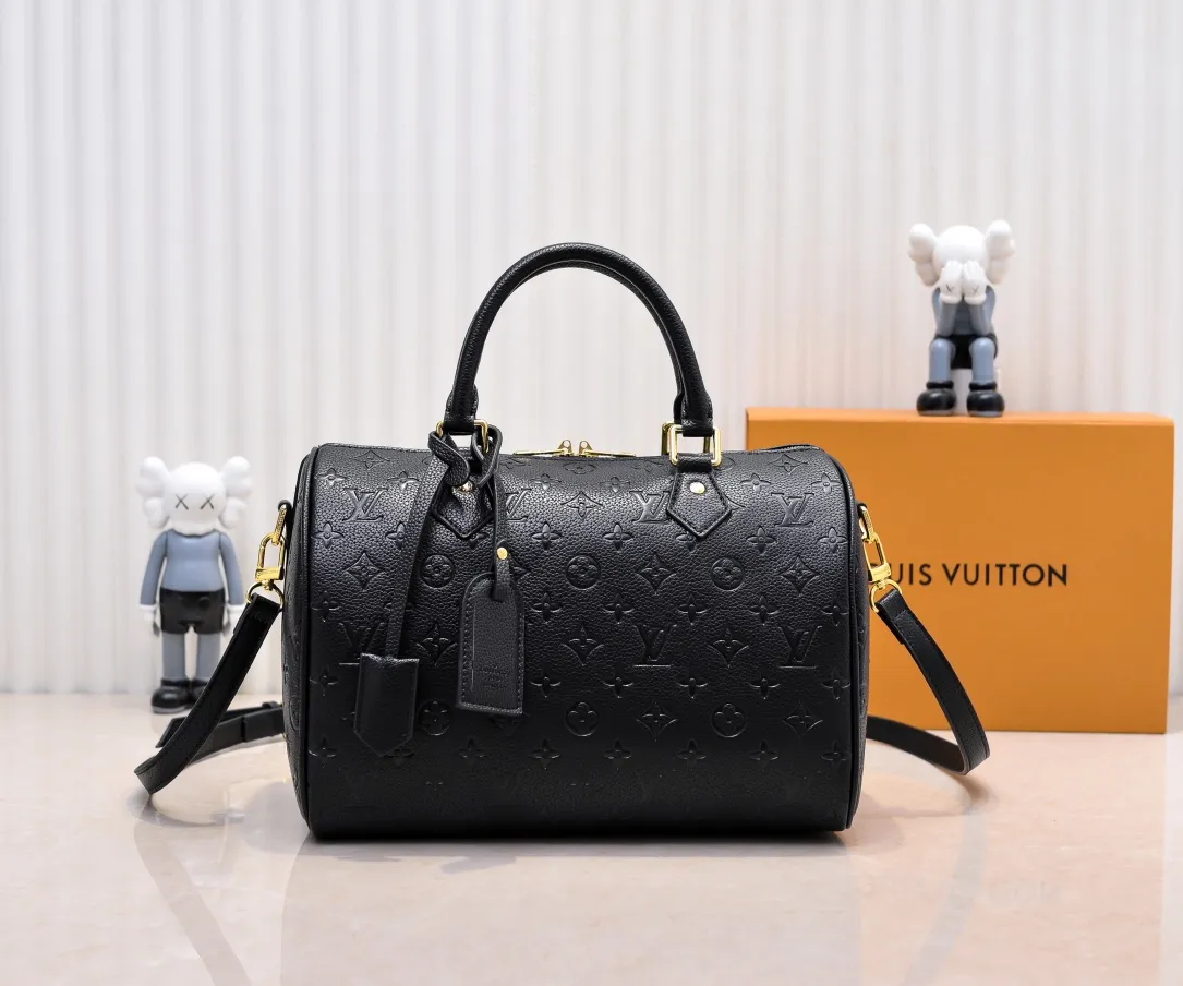 Batch 300💰Upgraded from the original M47186 M11323 M40391 This Speedy Soft 30 handbag renews the classic design of the Speedy handbag, using Monogram Empreinte leather and suede cowhide lining to create a light and soft structure. Whether carried by hand, cross-body or shoulder, you can create a trendy look. Dimensions: 30x21x17 cm