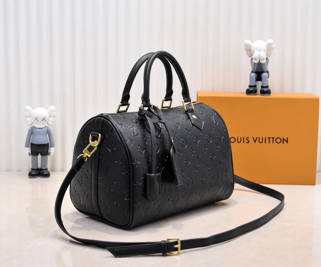 Batch 300💰Upgraded from the original M47186 M11323 M40391 This Speedy Soft 30 handbag renews the classic design of the Speedy handbag, using Monogram Empreinte leather and suede cowhide lining to create a light and soft structure. Whether carried by hand, cross-body or shoulder, you can create a trendy look. Dimensions: 30x21x17 cm