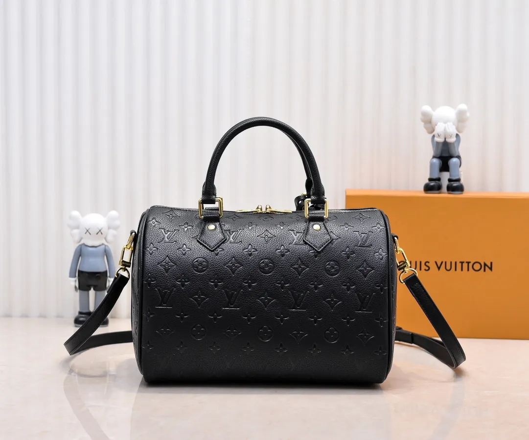 Batch 300💰Upgraded from the original M47186 M11323 M40391 This Speedy Soft 30 handbag renews the classic design of the Speedy handbag, using Monogram Empreinte leather and suede cowhide lining to create a light and soft structure. Whether carried by hand, cross-body or shoulder, you can create a trendy look. Dimensions: 30x21x17 cm