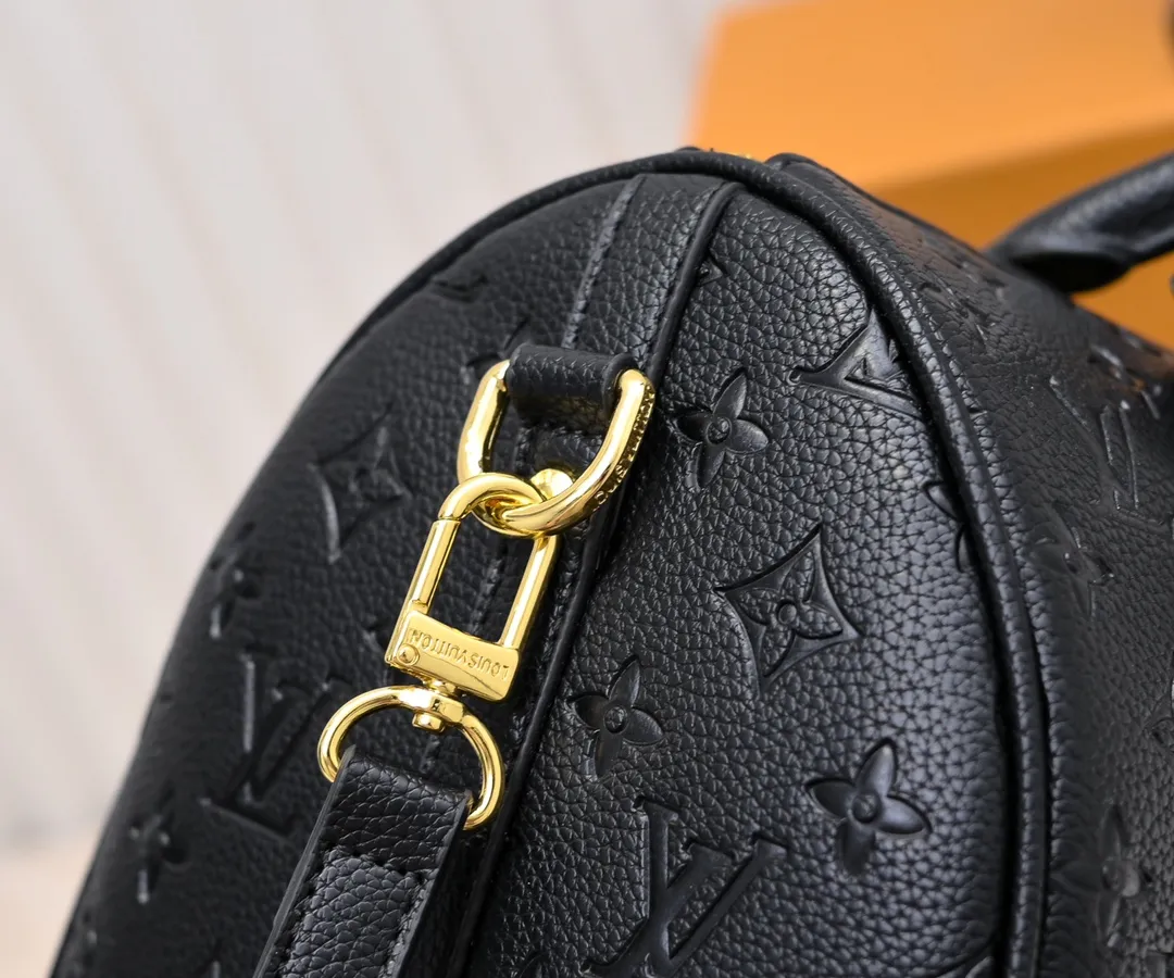 Batch 300💰Upgraded from the original M47186 M11323 M40391 This Speedy Soft 30 handbag renews the classic design of the Speedy handbag, using Monogram Empreinte leather and suede cowhide lining to create a light and soft structure. Whether carried by hand, cross-body or shoulder, you can create a trendy look. Dimensions: 30x21x17 cm