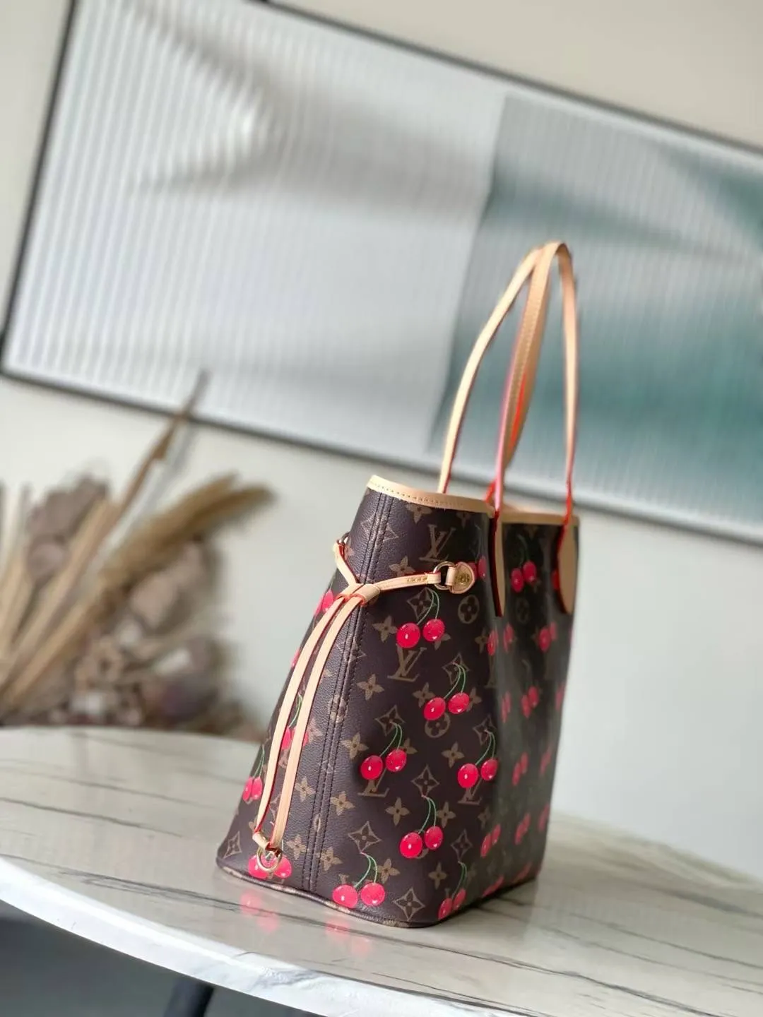 💰1080 Top Original Order M13263 This medium-sized Neverfull handbag reinterprets the cheerful elements of the Louis Vuitton Cow leather trim completes the classic style. Dimensions: 31 × 28 × 14 cm