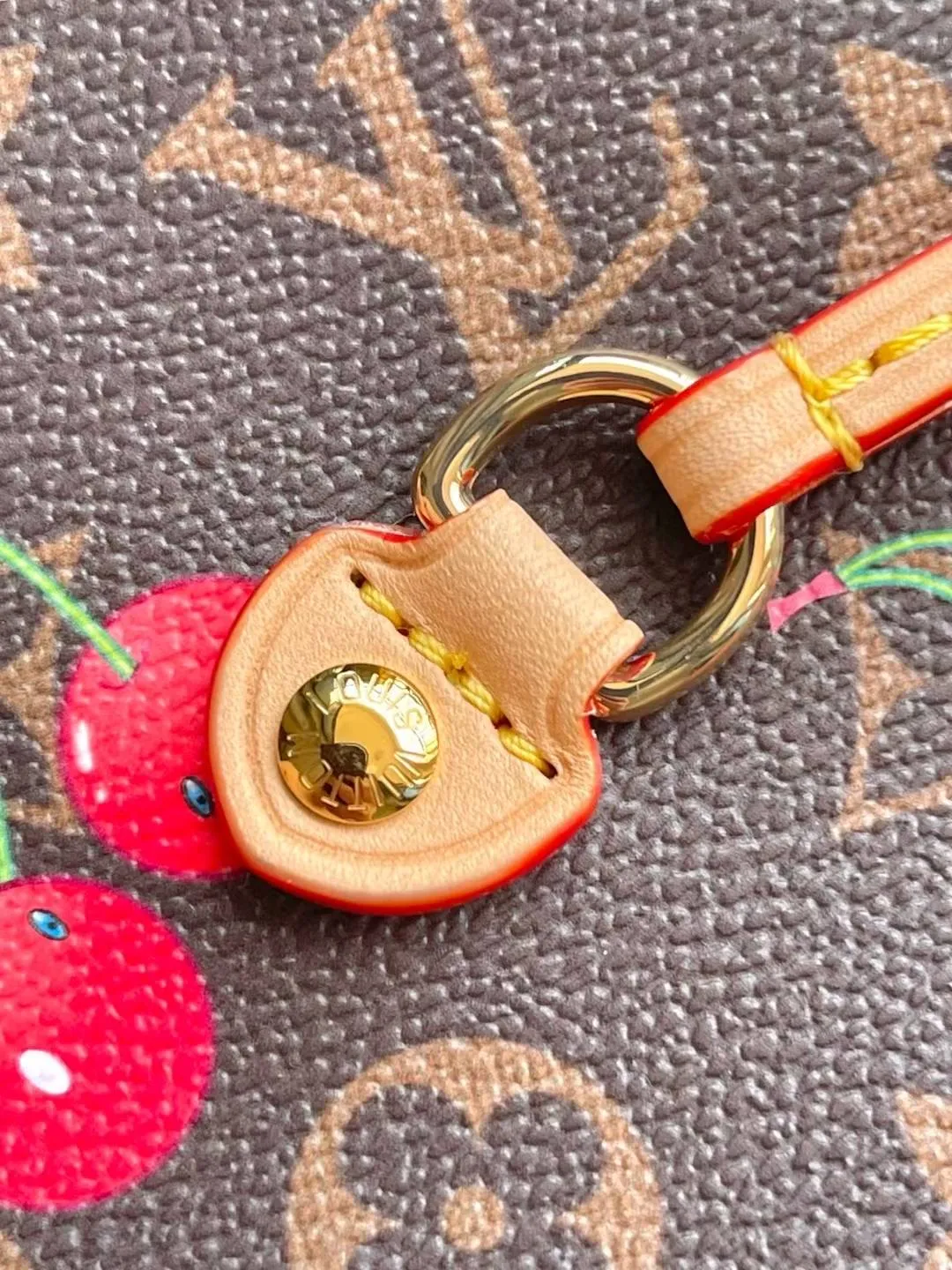 💰1080 Top Original Order M13263 This medium-sized Neverfull handbag reinterprets the cheerful elements of the Louis Vuitton Cow leather trim completes the classic style. Dimensions: 31 × 28 × 14 cm