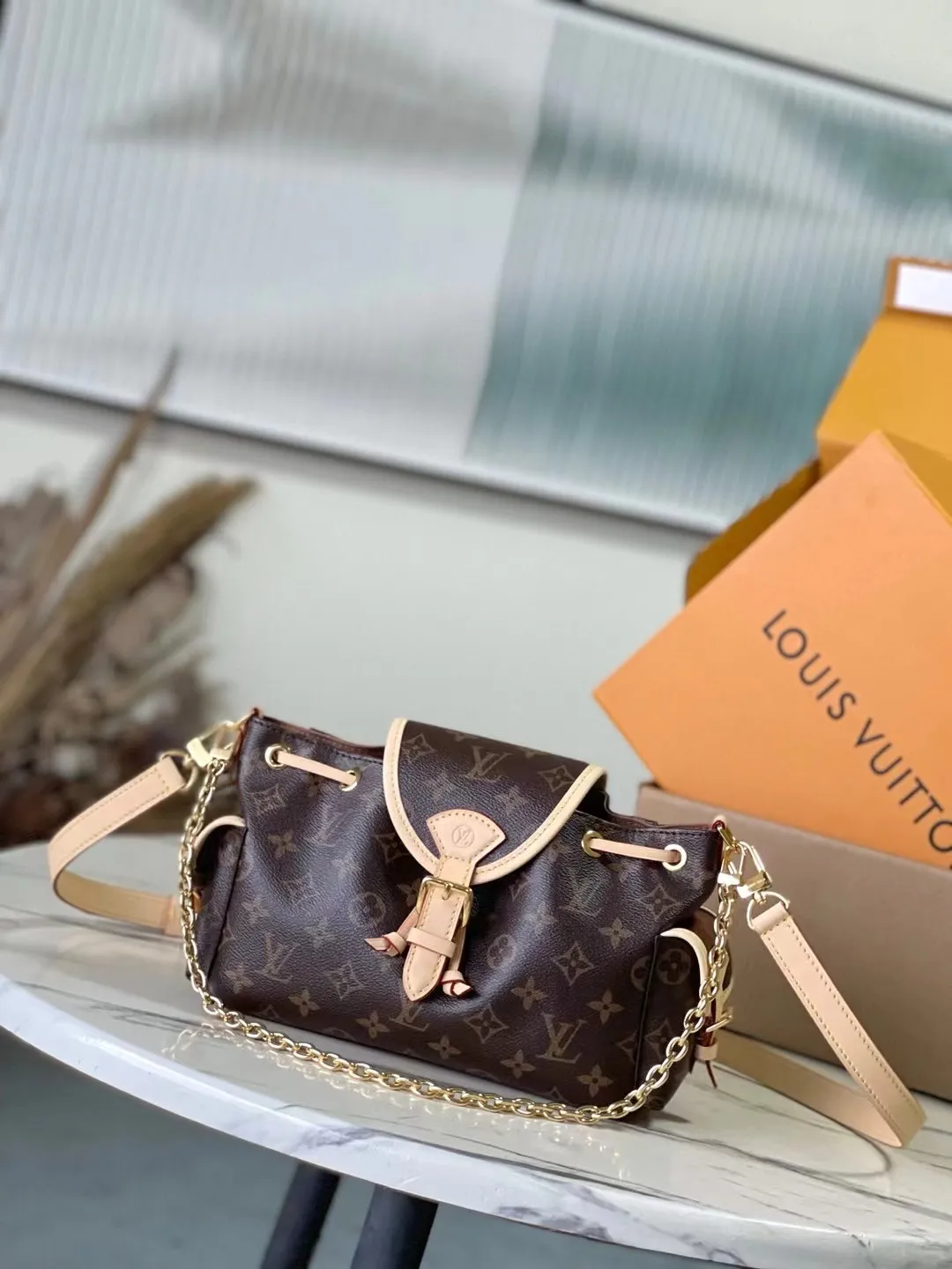 💰880 The top original M25085 Odysee handbag is from the 2025 early autumn series, paying tribute to the brand heritage with stylish daily design. The dazzling buckle and detachable chain accentuate the Monogram canvas body, and the side pockets are convenient for accessing keys, lipstick and other small items. Dimensions: 27 × 17 × 12 cm