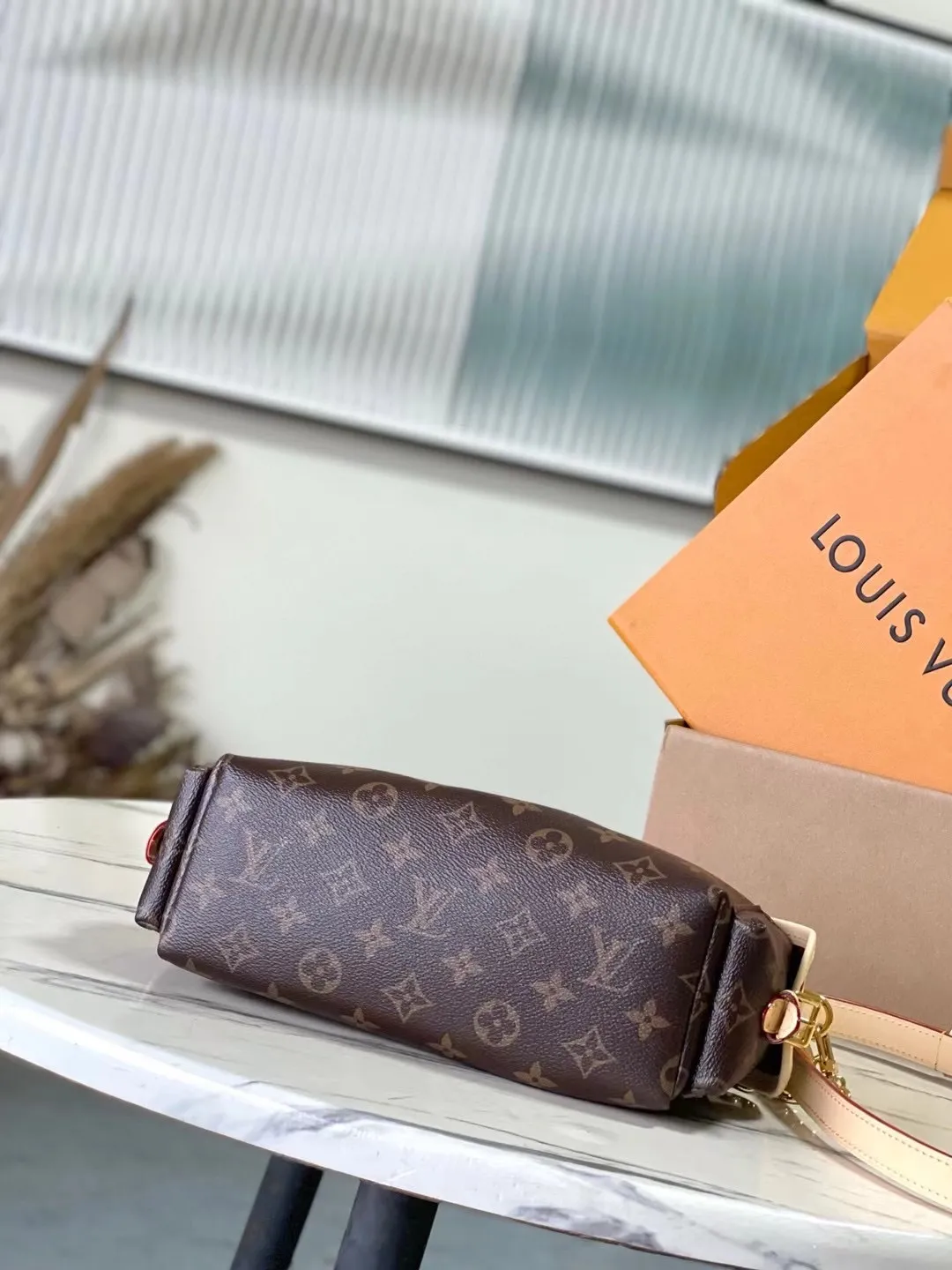💰880 The top original M25085 Odysee handbag is from the 2025 early autumn series, paying tribute to the brand heritage with stylish daily design. The dazzling buckle and detachable chain accentuate the Monogram canvas body, and the side pockets are convenient for accessing keys, lipstick and other small items. Dimensions: 27 × 17 × 12 cm