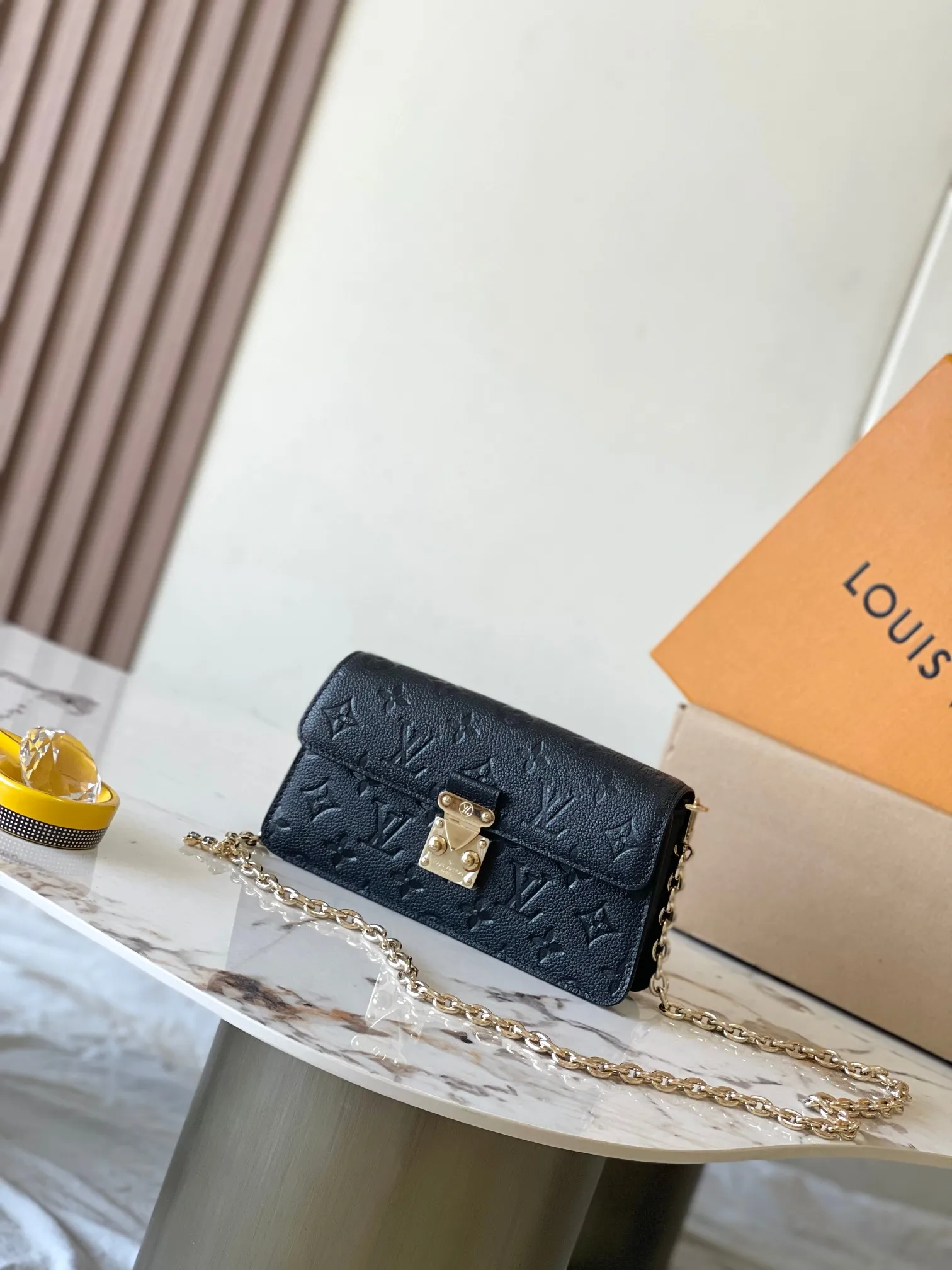 💰2600 [Special grade MB chip version original leather] Wallet On Chain Metis handbag is made of grained Monogram Empreinte leather, model: M82637 black dynamic chip version Material: A-grade all-steel hardware, imported original fabric Packaging: full set of original duty-free MB packaging Size: 19*11*5.5C