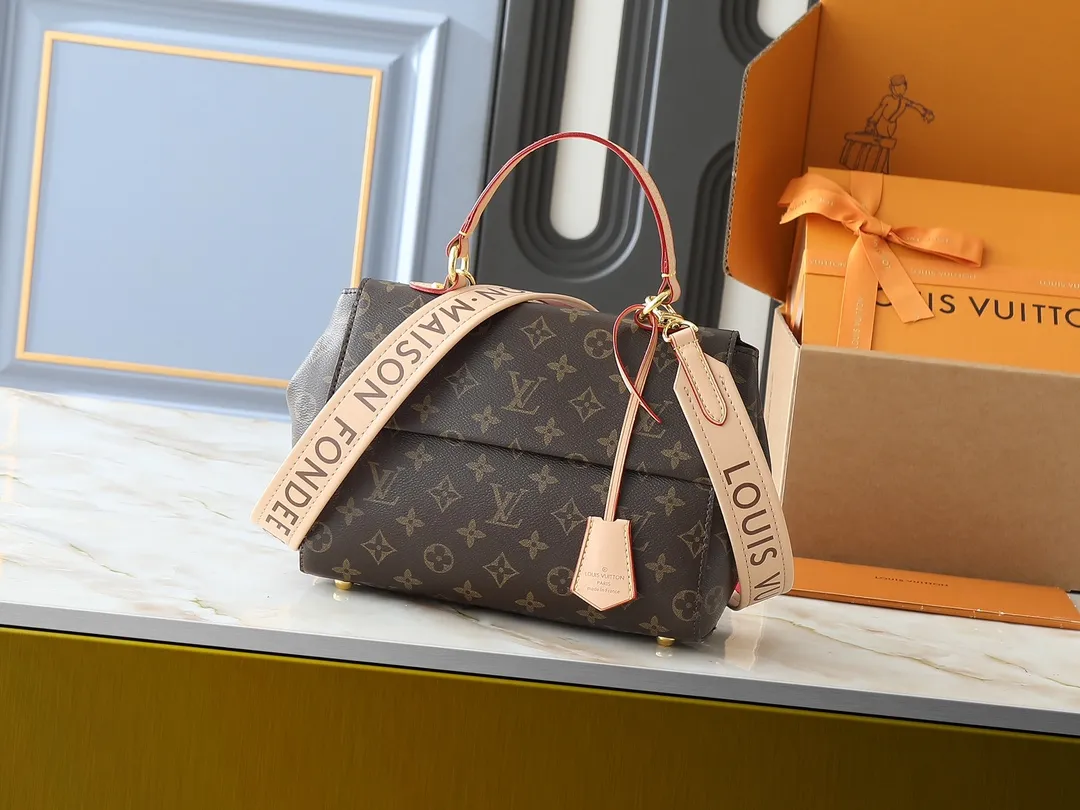 💰260💰Upgraded from the original M42738 M44863. The pure structure and silhouette of this CLUNY BB handbag will never go out of style, and the straps adopt bright colors that are popular nowadays. The Cluny bag is very practical and is the ideal business bag. The top handle can meet the different requirements of hand carry and elbow carry, and the removable shoulder strap can also meet the requirements of shoulder carrying. Magnetic clasp keeps personal finances safely stored. 28.0x 20.0x 10.0cm