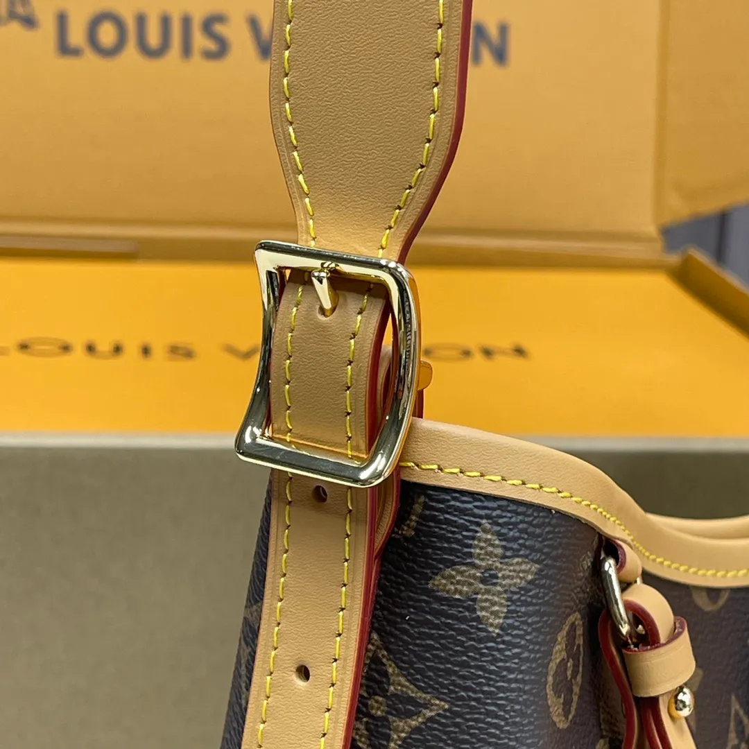 [Upgraded version] P640🐶Upgraded version. High quality. Semi-steel hardware❣️M46203🐶 Comes with a complete set of packaging✌️CARRYALL small handbag CarryAll small handbag is made of Monogram canvas and leather trim, making it a personal companion for urban life. The generous construction has a neat interior and a large interior pocket adds a functional element. Monogram canvas zippered clutch secured with leather strap. Dimensions: 29 x 24 x 12 cm