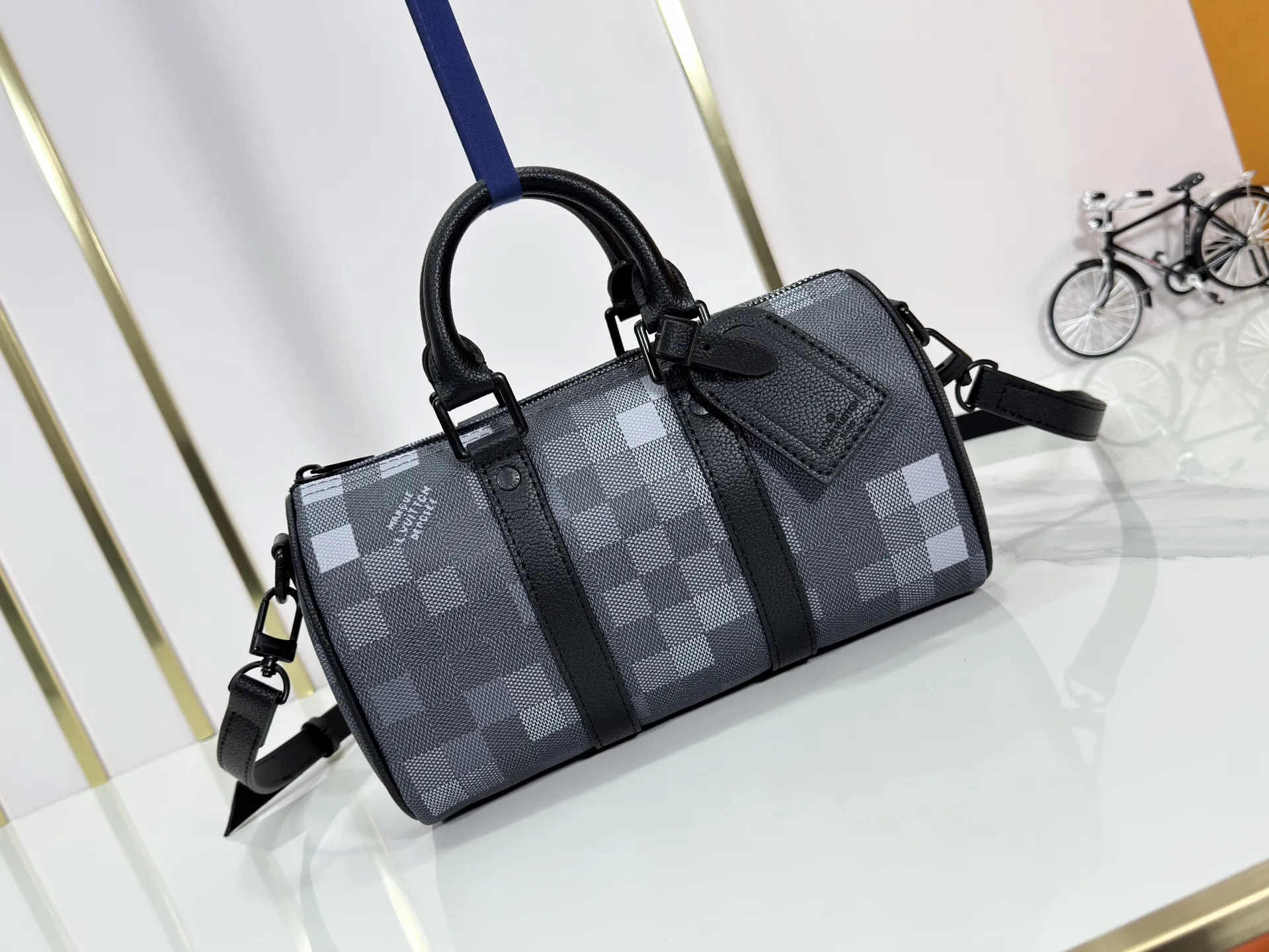 P240 Upgraded original M14919 black grid M14078 M01942 M15076 M24434 M46271 M20900 M46249 This handbag condenses the classic silhouette of the Keepall travel bag. It is made of Monogram embossed Taurillon leather. The compact structure is suitable for storing small items such as mobile phones and wallets. With its clever use of leather handles and detachable shoulder strap, it's easy to carry with you in trendy style. Detailed features Dimensions: 25✘15✘11 cm
