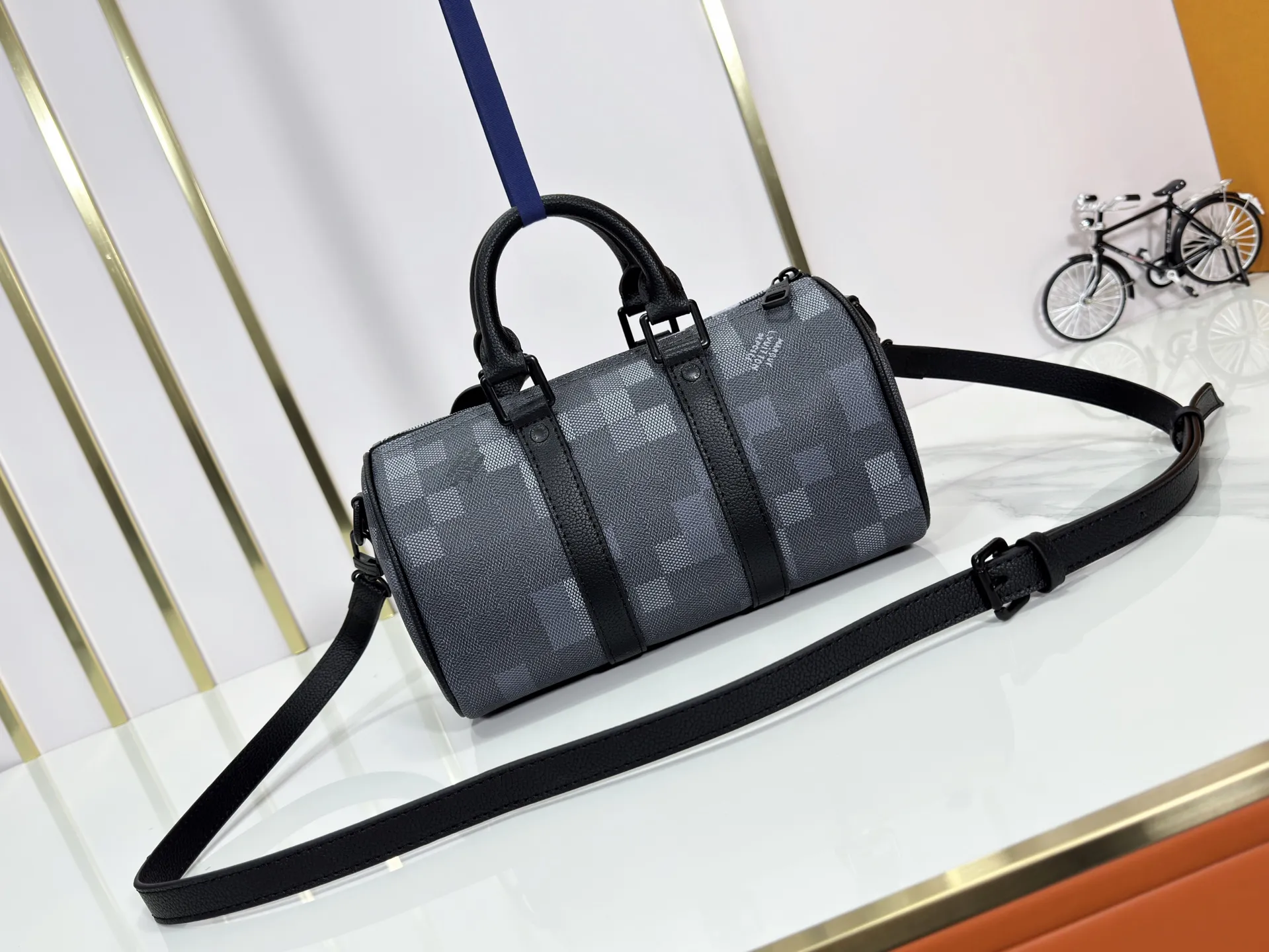 P240 Upgraded original M14919 black grid M14078 M01942 M15076 M24434 M46271 M20900 M46249 This handbag condenses the classic silhouette of the Keepall travel bag. It is made of Monogram embossed Taurillon leather. The compact structure is suitable for storing small items such as mobile phones and wallets. With its clever use of leather handles and detachable shoulder strap, it's easy to carry with you in trendy style. Detailed features Dimensions: 25✘15✘11 cm
