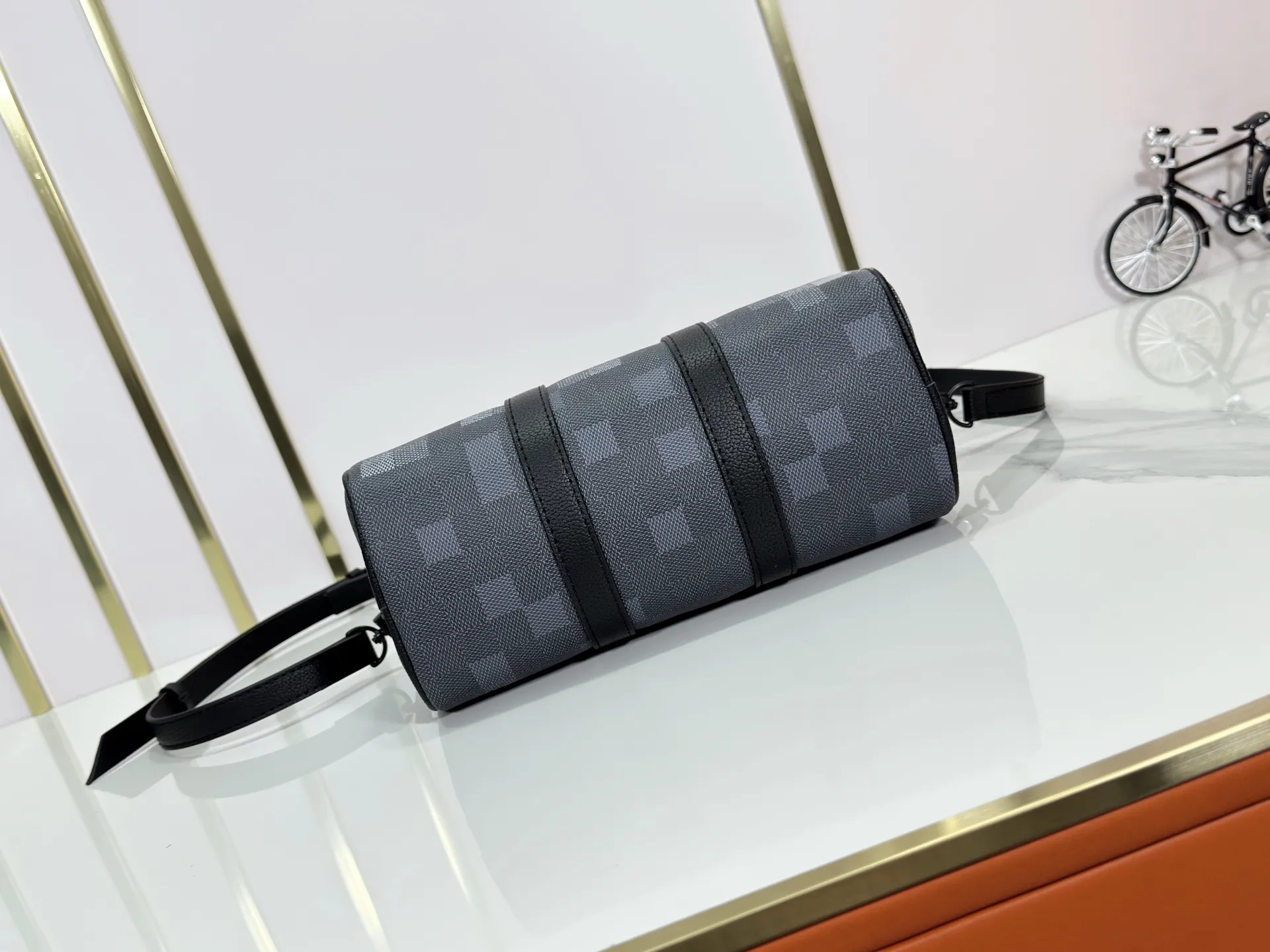 P240 Upgraded original M14919 black grid M14078 M01942 M15076 M24434 M46271 M20900 M46249 This handbag condenses the classic silhouette of the Keepall travel bag. It is made of Monogram embossed Taurillon leather. The compact structure is suitable for storing small items such as mobile phones and wallets. With its clever use of leather handles and detachable shoulder strap, it's easy to carry with you in trendy style. Detailed features Dimensions: 25✘15✘11 cm