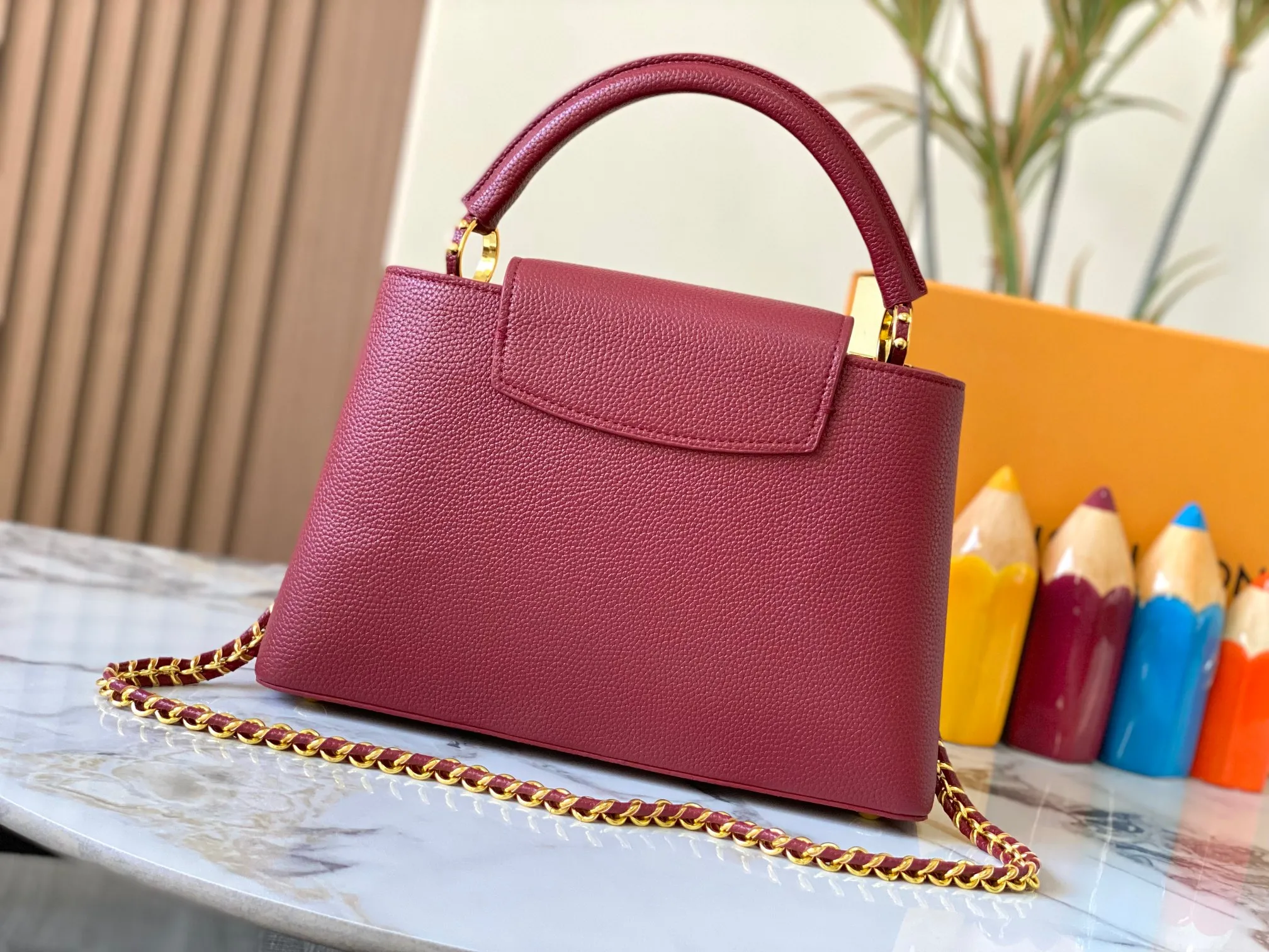 Top original P480 Guangzhou product M24585 maroon and gold diamond corolla 🔺This Capucines Flower Crown handbag is made of full-grain Taurillon leather embellished with Monogram flowers. Each flower is shaped by exquisite crystal diamonds. The LV logo and flowers echo each other, making this soft handbag reveal a jewel-like luster. Use the detachable shoulder strap cleverly to switch between shoulder and crossbody at will♠️Size: 31.5 * 20 * 11cm🥂