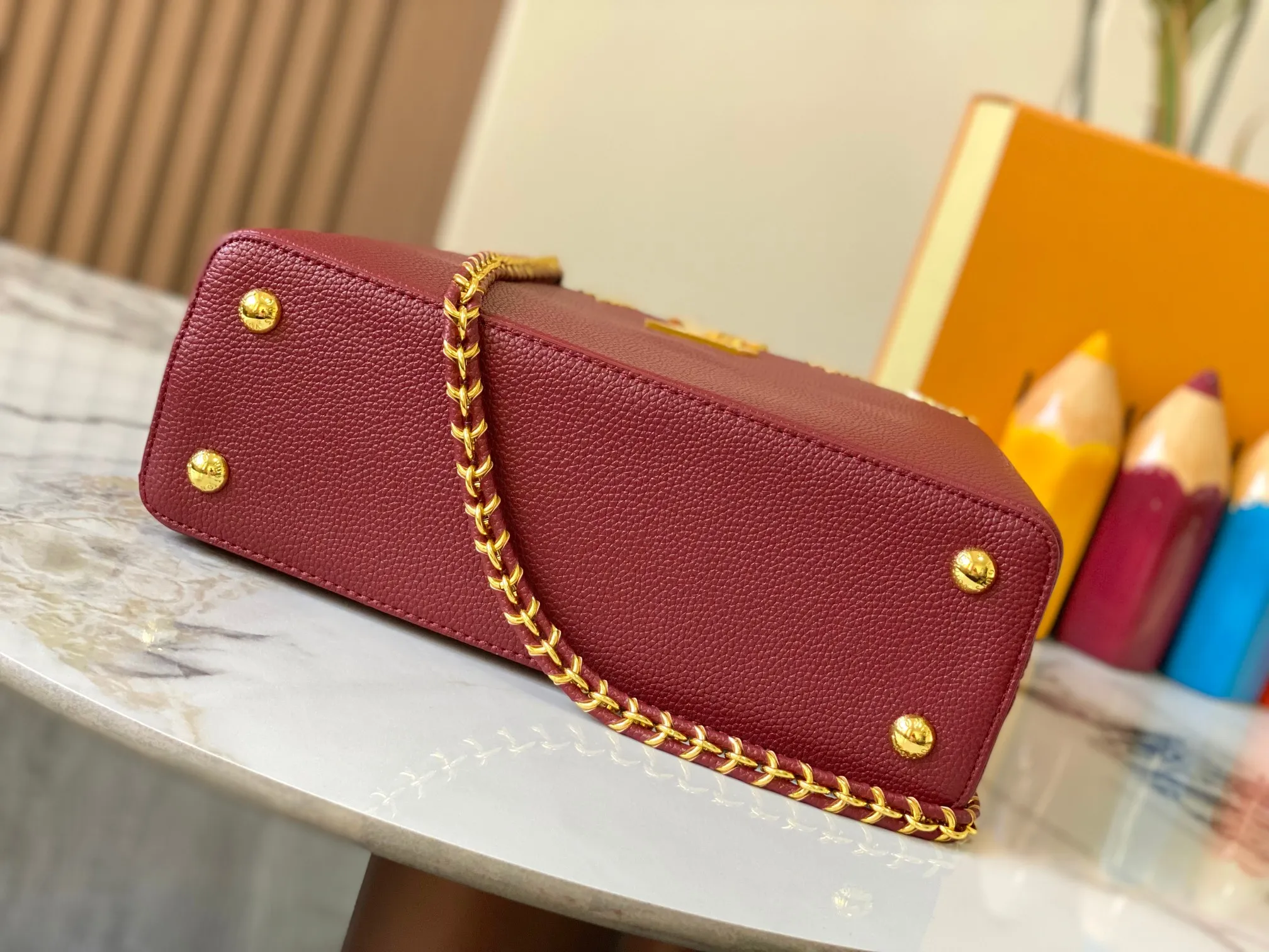 Top original P480 Guangzhou product M24585 maroon and gold diamond corolla 🔺This Capucines Flower Crown handbag is made of full-grain Taurillon leather embellished with Monogram flowers. Each flower is shaped by exquisite crystal diamonds. The LV logo and flowers echo each other, making this soft handbag reveal a jewel-like luster. Use the detachable shoulder strap cleverly to switch between shoulder and crossbody at will♠️Size: 31.5 * 20 * 11cm🥂