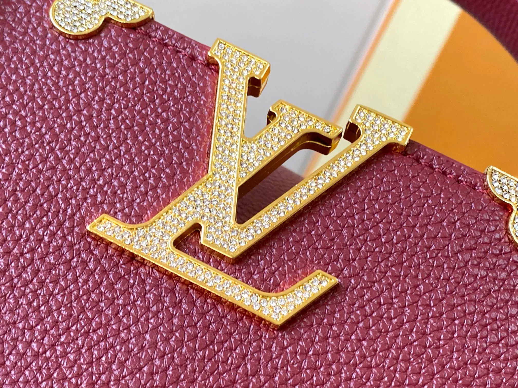 Top original P480 Guangzhou product M24585 maroon and gold diamond corolla 🔺This Capucines Flower Crown handbag is made of full-grain Taurillon leather embellished with Monogram flowers. Each flower is shaped by exquisite crystal diamonds. The LV logo and flowers echo each other, making this soft handbag reveal a jewel-like luster. Use the detachable shoulder strap cleverly to switch between shoulder and crossbody at will♠️Size: 31.5 * 20 * 11cm🥂