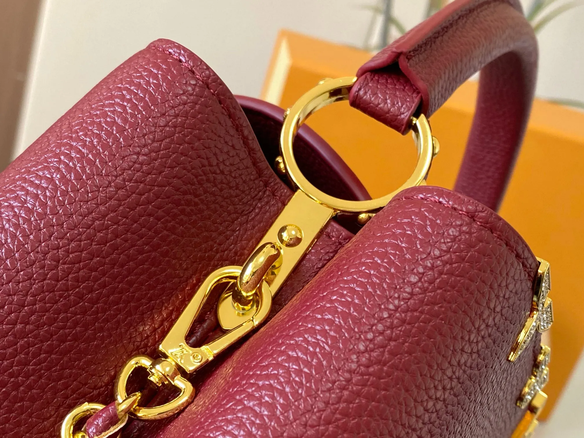 Top original P480 Guangzhou product M24585 maroon and gold diamond corolla 🔺This Capucines Flower Crown handbag is made of full-grain Taurillon leather embellished with Monogram flowers. Each flower is shaped by exquisite crystal diamonds. The LV logo and flowers echo each other, making this soft handbag reveal a jewel-like luster. Use the detachable shoulder strap cleverly to switch between shoulder and crossbody at will♠️Size: 31.5 * 20 * 11cm🥂