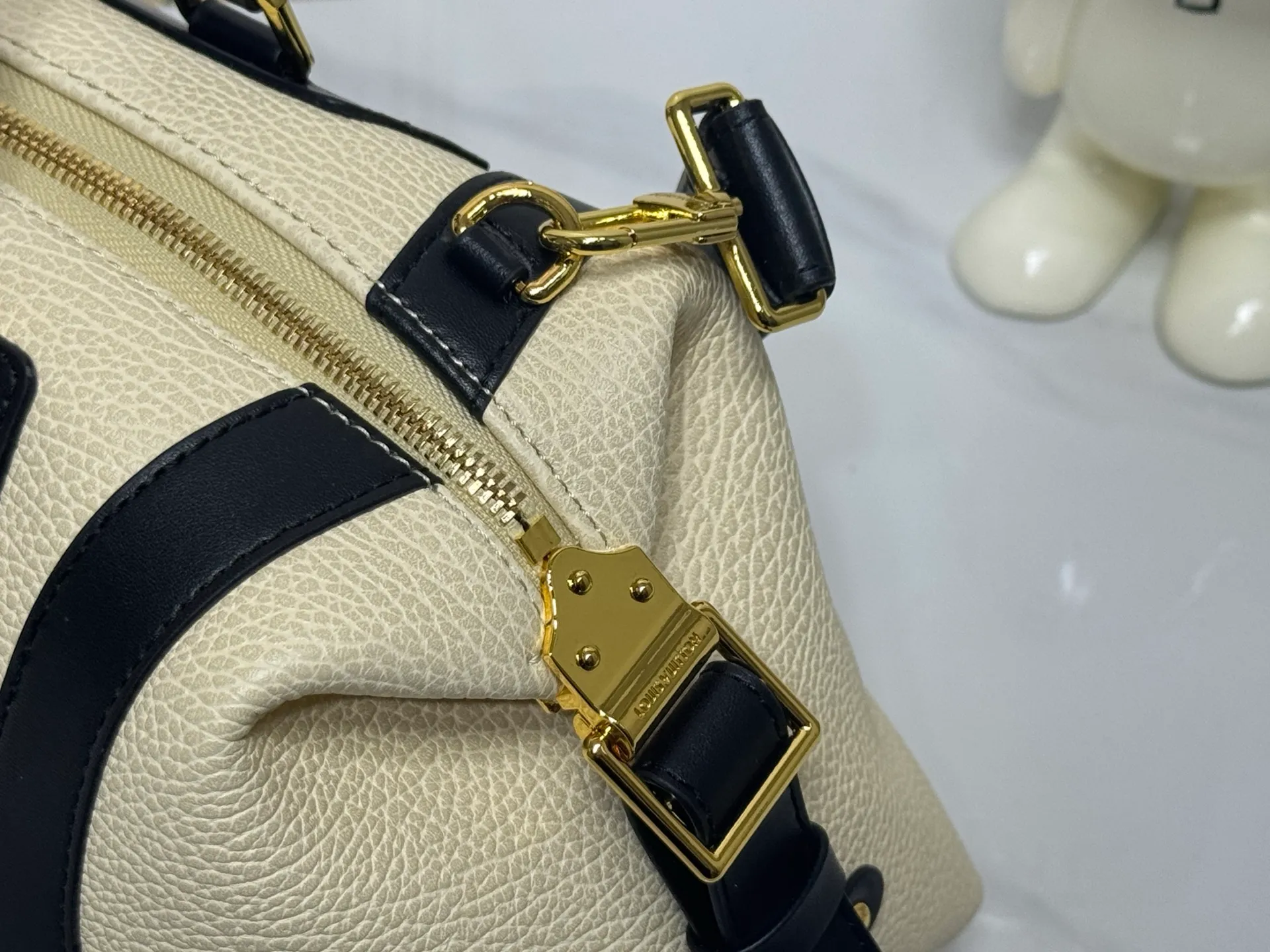 Batch 340💰M25557 M25561 M25561 M25566 Dark Gray M14702 Medium This Nano LV Rider handbag is from the 2025 spring and summer series. It combines pixelated grain sheep leather with smooth cow leather elements, and then uses the LV Circle logo to accentuate the elegant panels. The foldable configuration makes it easy to store in a suitcase, and the modern design adds a rock-n-roll edge to any look. Dimensions: 15 × 15 × 38 cm (H x W x L) Sheep leather Cow leather trim Textile lining Metal hardware Zipper closure Side slip straps Internal pocket Holds a 6.7-inch smartphone, Romy card holder and lipstick Shoulder strap: removable, adjustable Half-length strap: 30.0 cm Half-length strap adjustable to: 45.0 cm Handle: Double handle