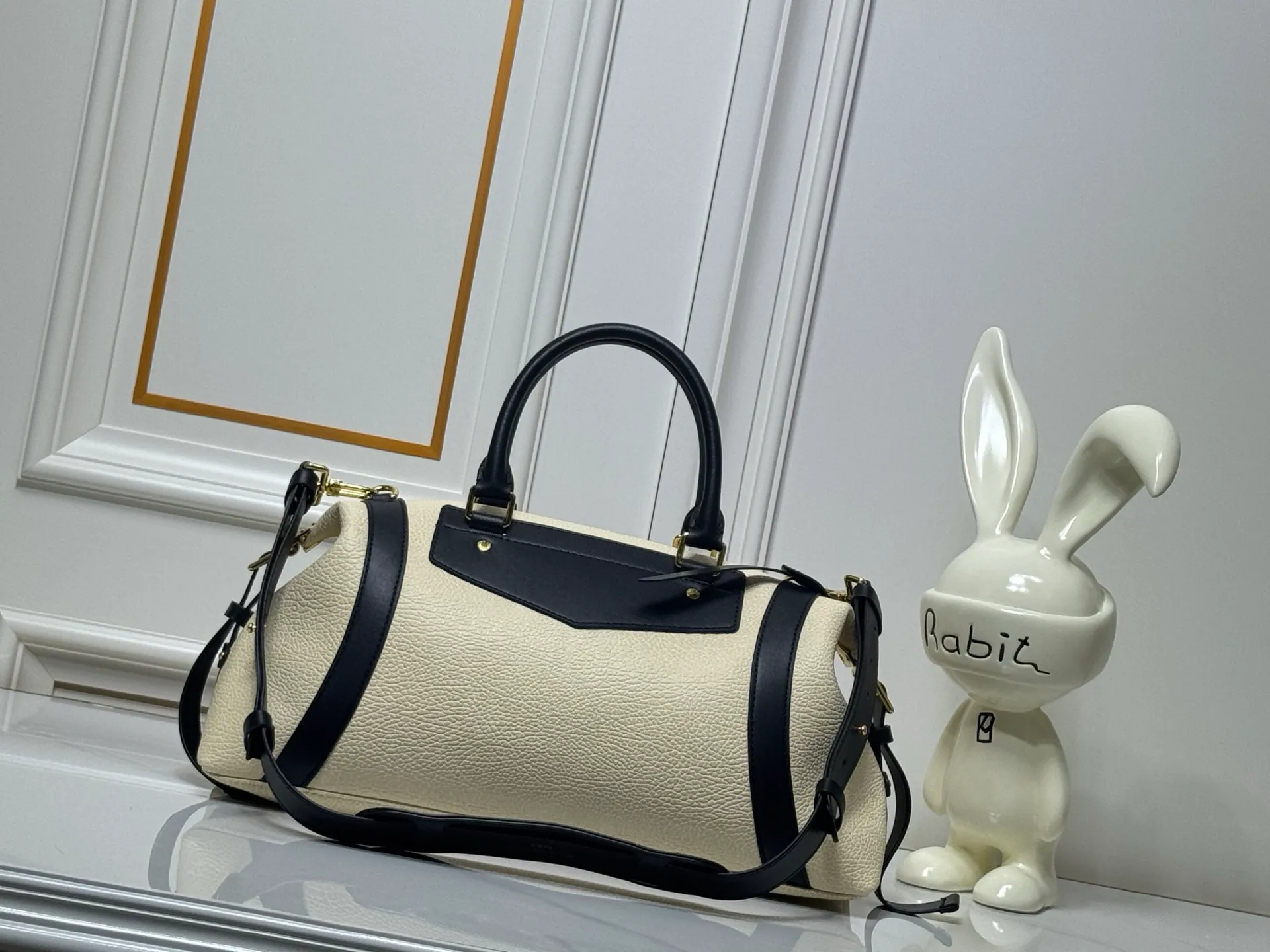 Batch 340💰M25557 M25561 M25561 M25566 Dark Gray M14702 Medium This Nano LV Rider handbag is from the 2025 spring and summer series. It combines pixelated grain sheep leather with smooth cow leather elements, and then uses the LV Circle logo to accentuate the elegant panels. The foldable configuration makes it easy to store in a suitcase, and the modern design adds a rock-n-roll edge to any look. Dimensions: 15 × 15 × 38 cm (H x W x L) Sheep leather Cow leather trim Textile lining Metal hardware Zipper closure Side slip straps Internal pocket Holds a 6.7-inch smartphone, Romy card holder and lipstick Shoulder strap: removable, adjustable Half-length strap: 30.0 cm Half-length strap adjustable to: 45.0 cm Handle: Double handle